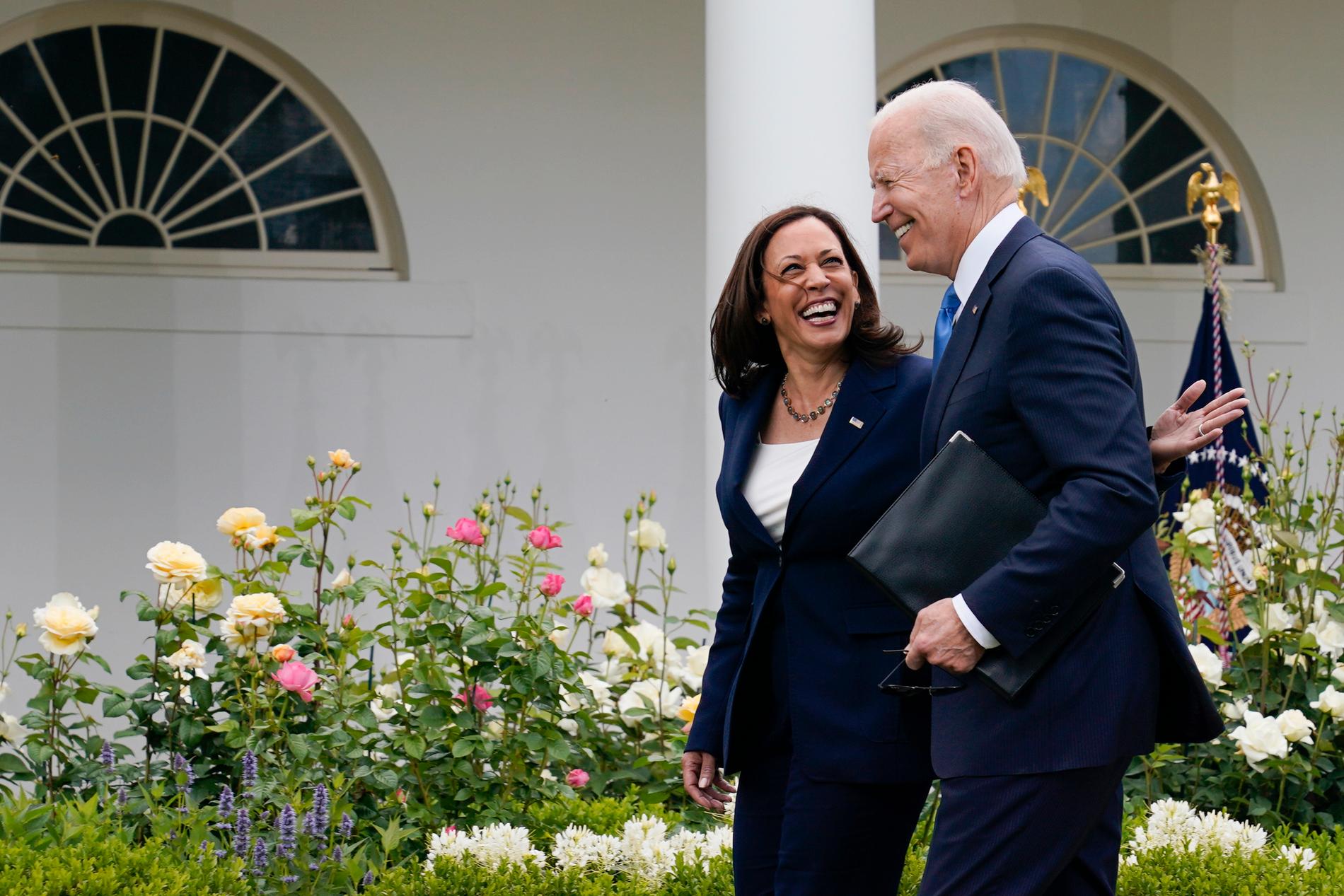 USA:s president Joe Biden och vicepresident Kamala Harris framträder utan munskydd vid Vita huset, kort efter det att restriktionslättnaderna offentliggjorts.