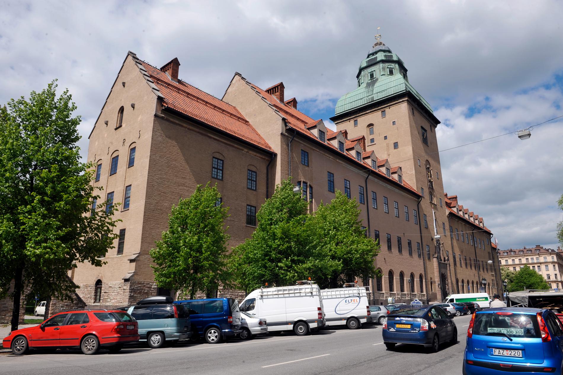 En polis i Stockholm åtalas vid Stockholms tingsrätt för att under ett ingripande ha tvingat en oskyldig tonåring att ta av sig naken
