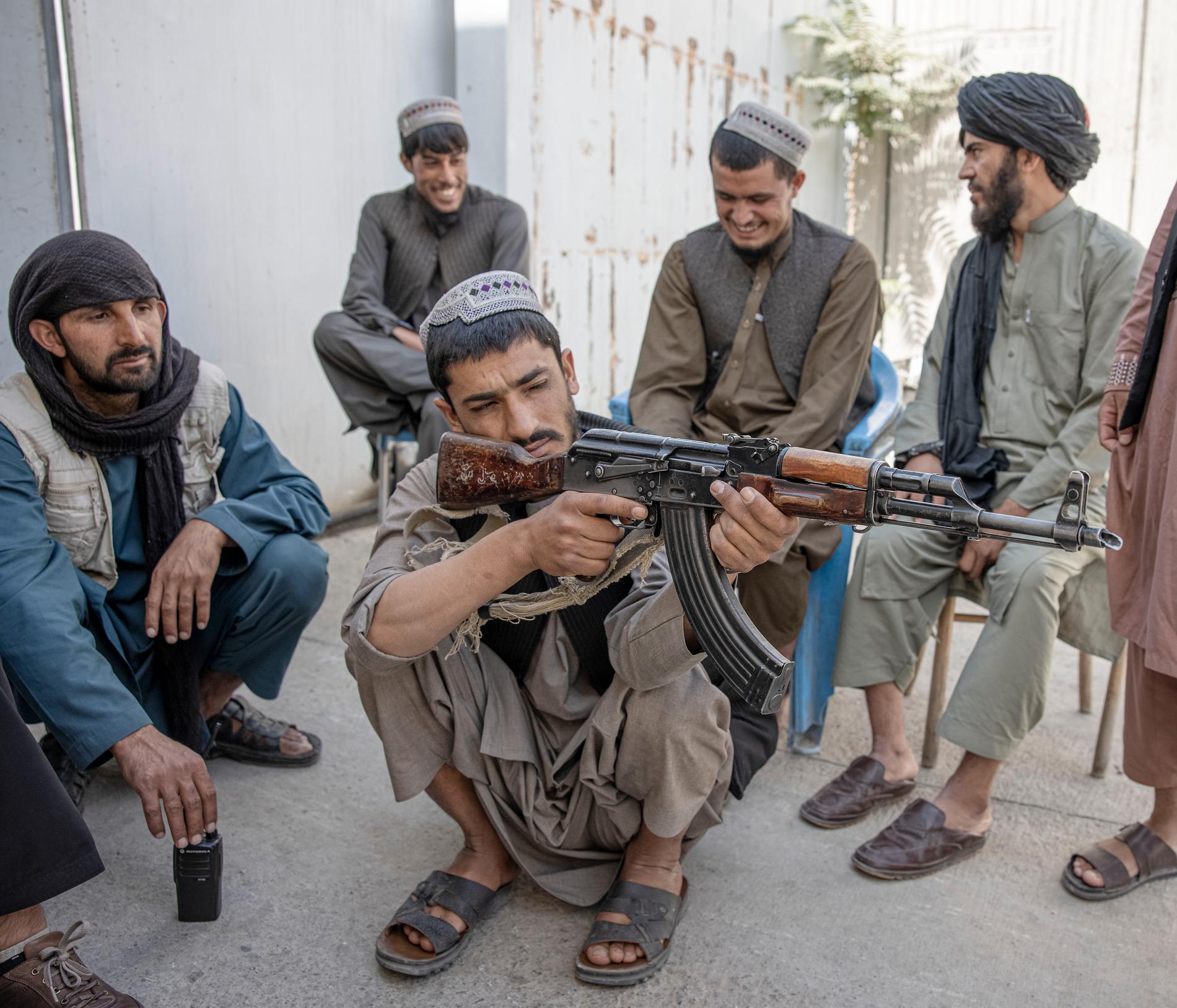Sju män vaktar den övergivna svenska ambassaden i Kabul.