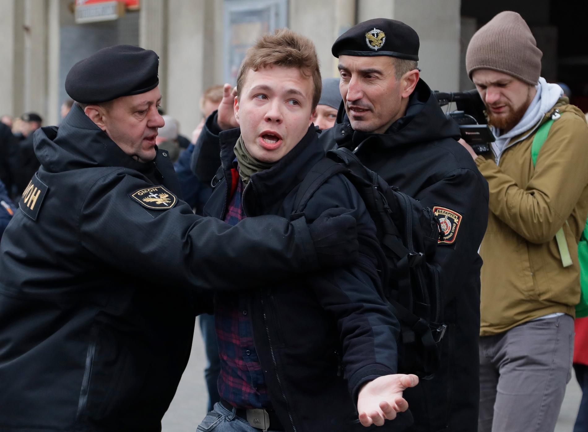 Aktivisten och oppositionella journalisten Roman Protasevitj omhändertas av polis i Minsk i samband med en demonstration 2017. Arkivbild.