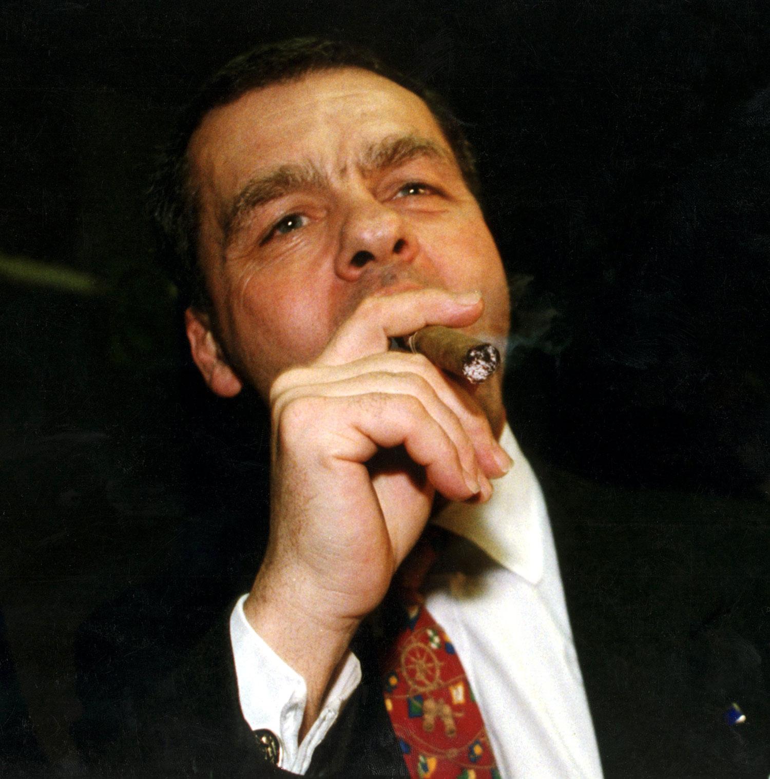 Ulf Dinkelspiel röker en segercigarr efter EU-förhandlingarna i Bryssel 1994.