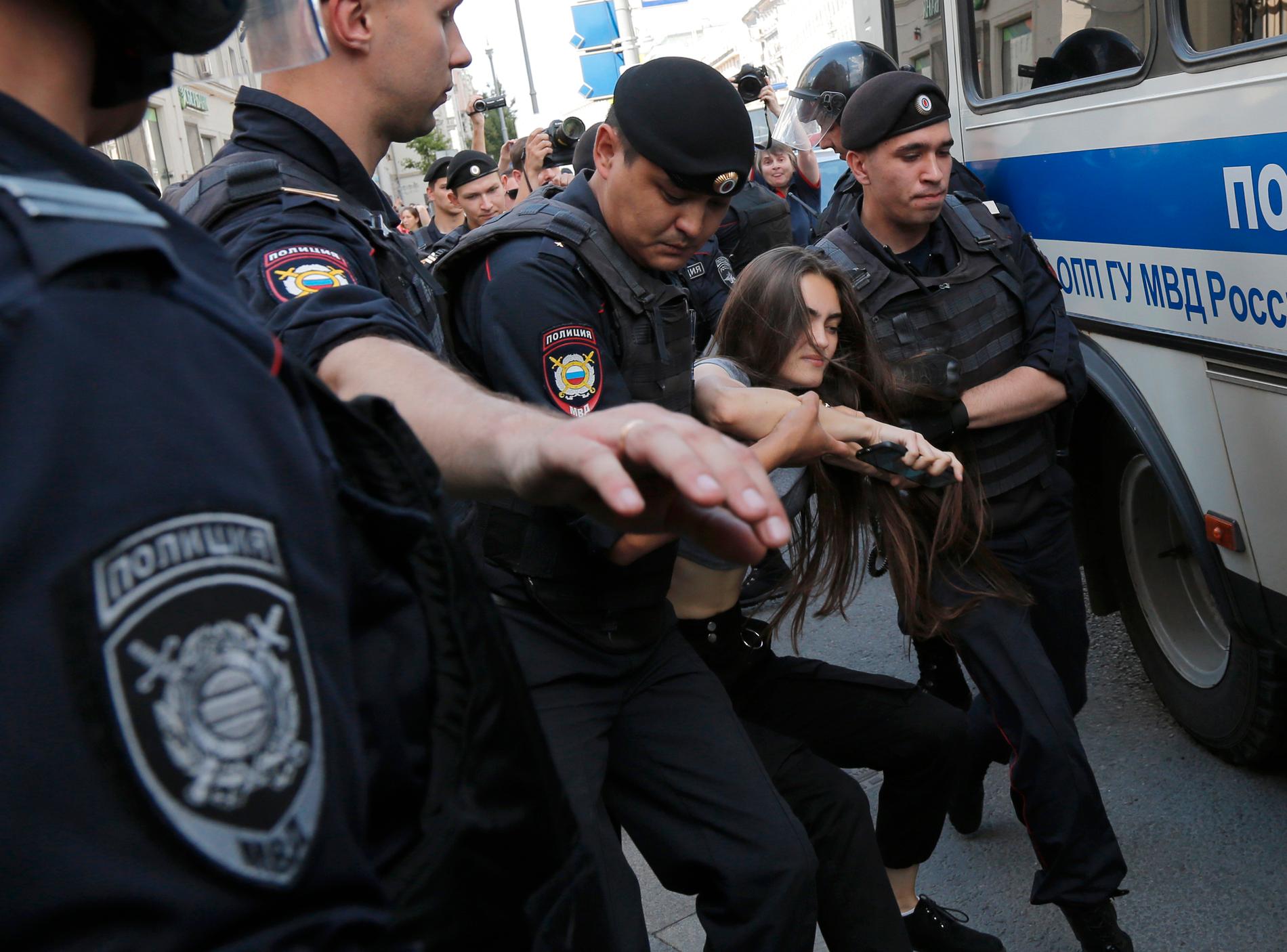 En kvinna grips av rysk polis i Moskva.
