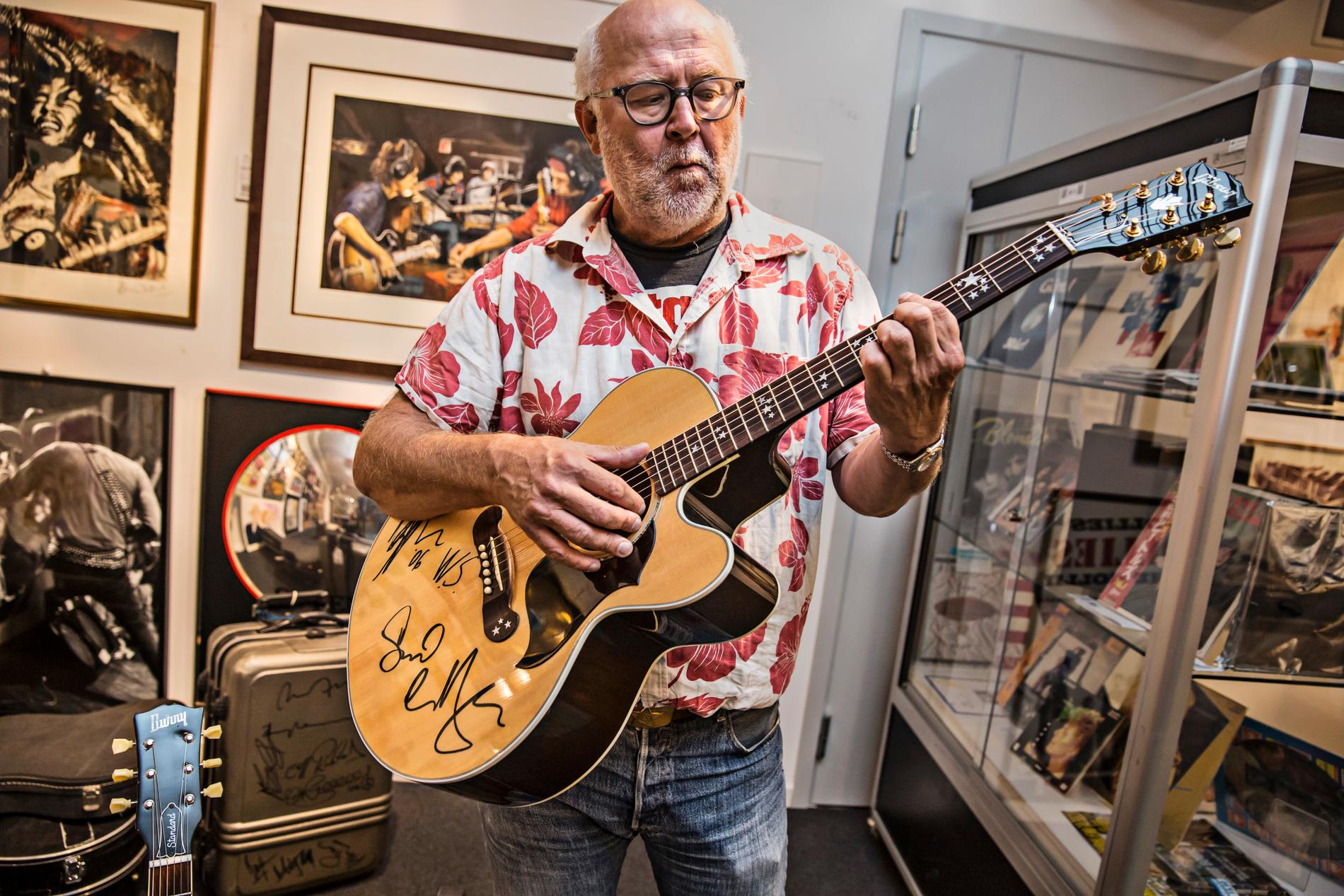 Stockholms auktionsverk hade 2014 sin första renodlade pop-rock-nostalgiauktion, och Svante var förstås där och kollade in dyrgriparna i förväg. Här med en Gibson J160, signerad av David Coverdale och Doug Aldrich, Deep Purple och Whitesnake.