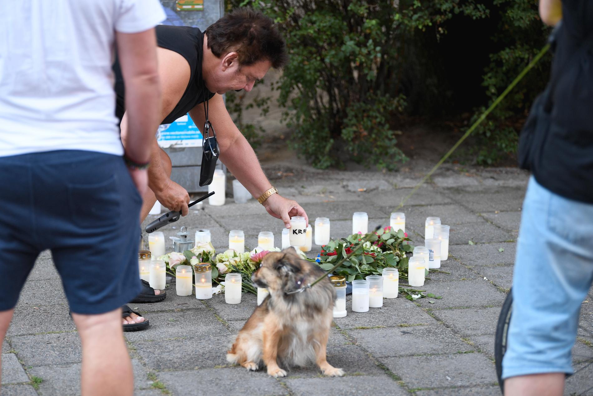 Malmöbon Berndt Carpenton ställer ner ett ljus på platsen där en 30-årig kvinna på måndagsförmiddagen sköts ihjäl på öppen gata.