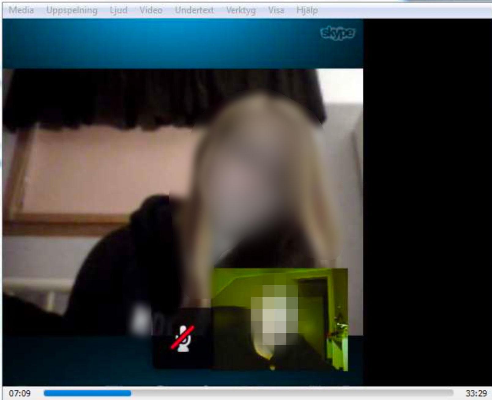 Gärningsmannen i ett videosamtal på Skype. Bild från polisens utredning. 