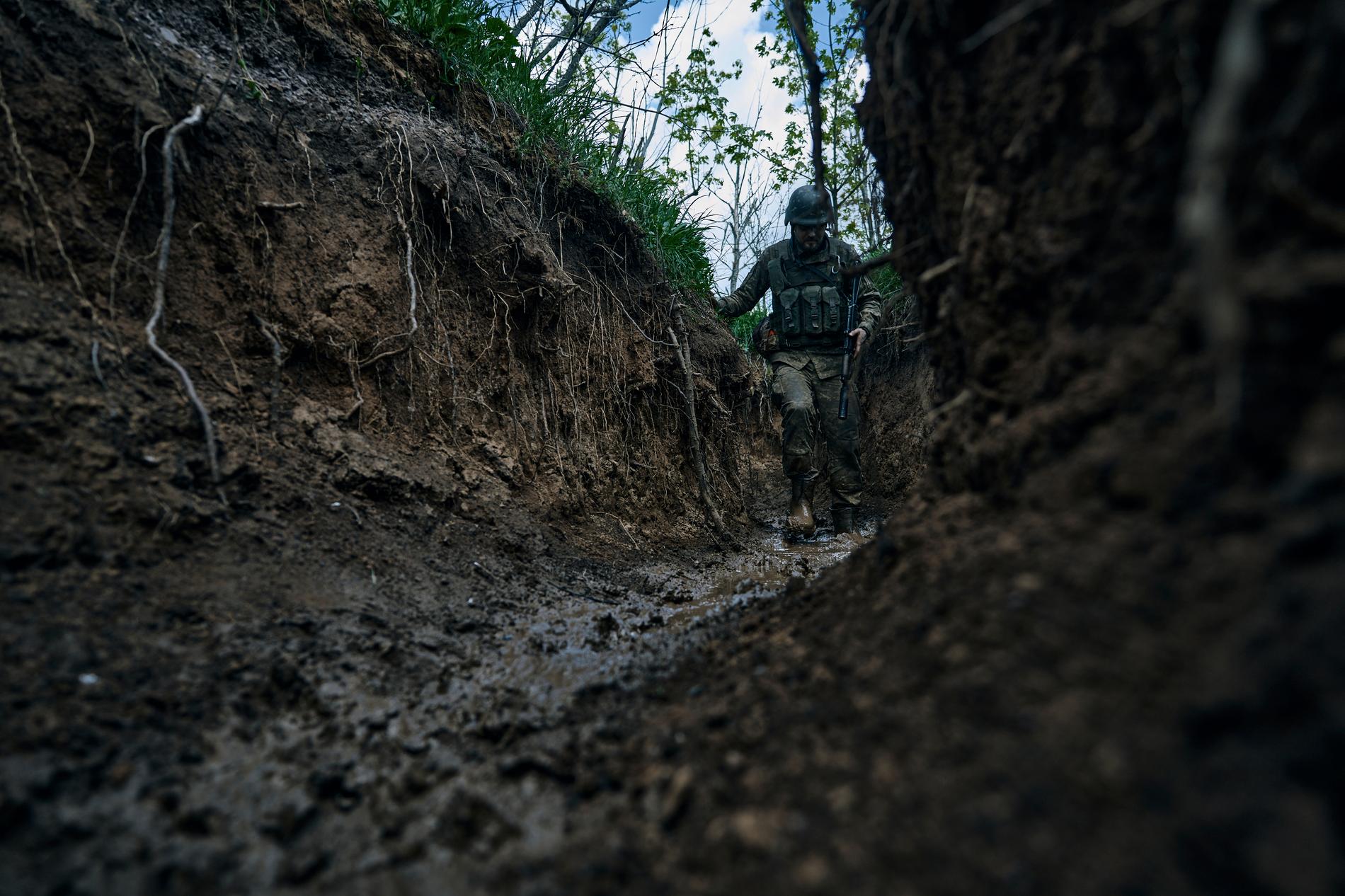 Soldat i en skyttegrav vid krigsfronten i Donetskregionen.