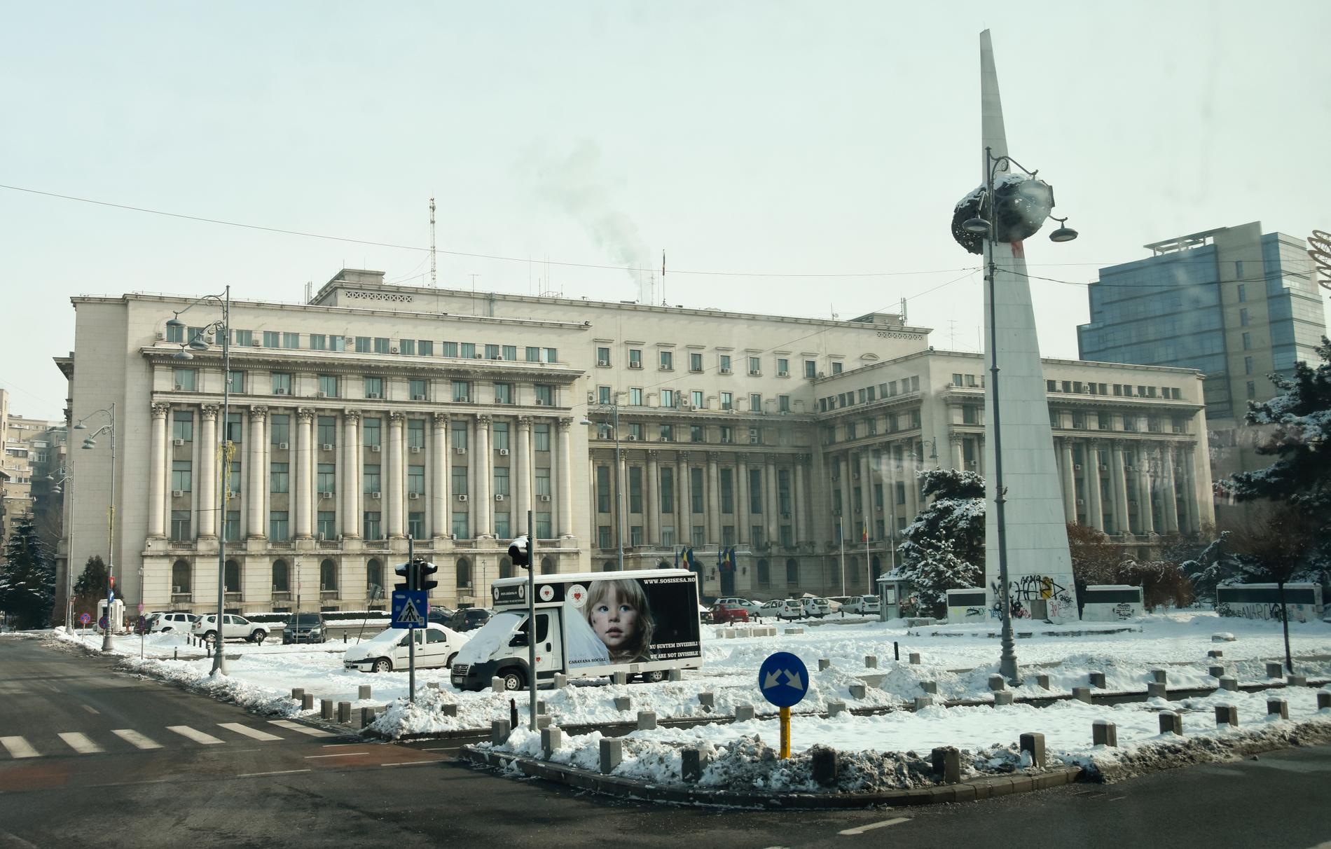 Från taket på kommunistpartiets dåvarande byggnad i Bukarest flydde den rumänske diktatorn Nicolae Ceausescu under revolutionen 1989. Ceausescus fall gav demokrati i landet – men samtidigt har många invånare valt att flytta utomlands.