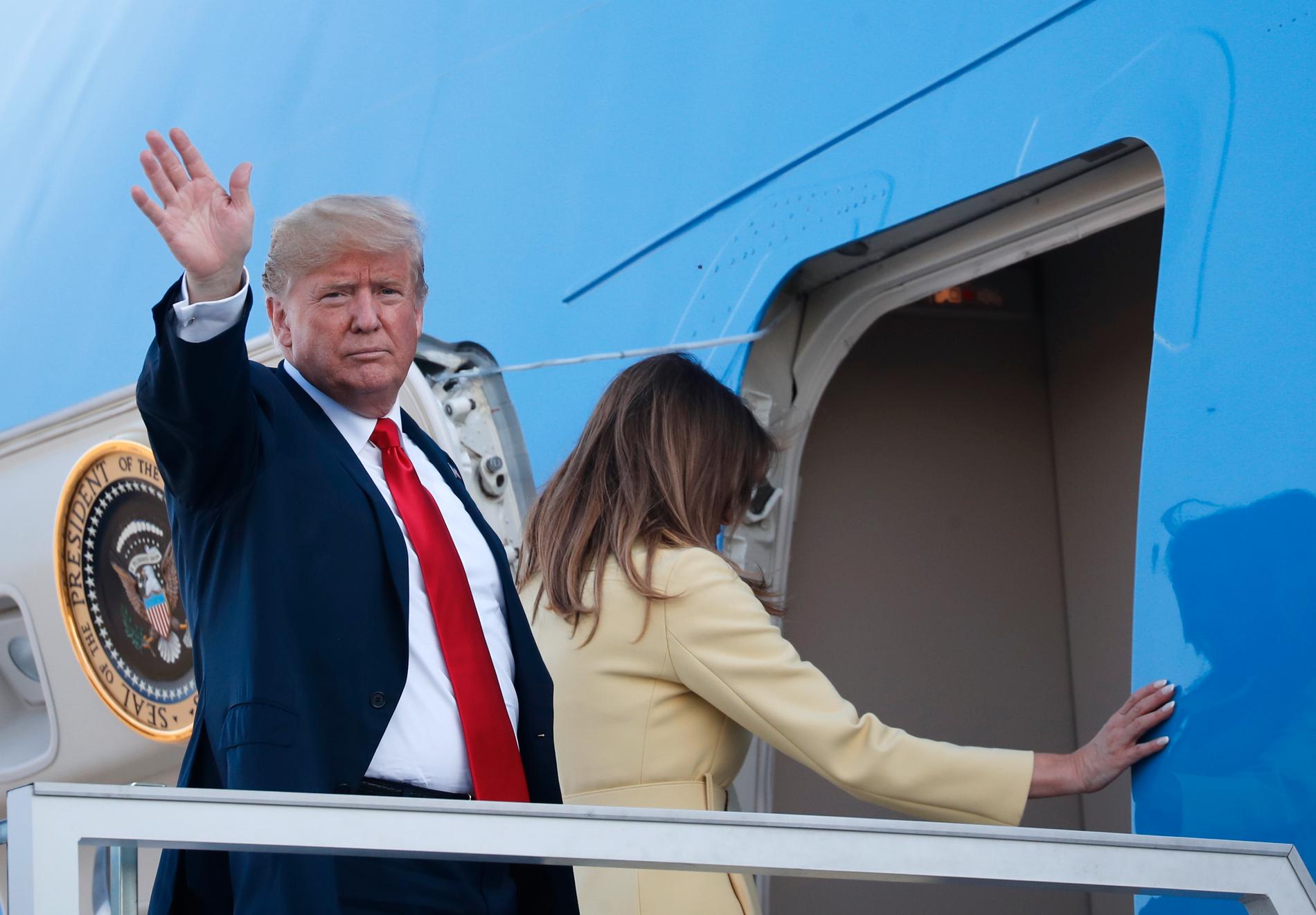 Hej då, Finland. Donald och Melania Trump stiger in i Air Force One på flygplatsen Vanda efter toppmötet.