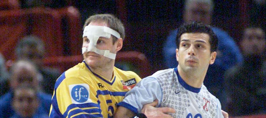 Ola Lindgren med mask efter att näsbenet gått av.