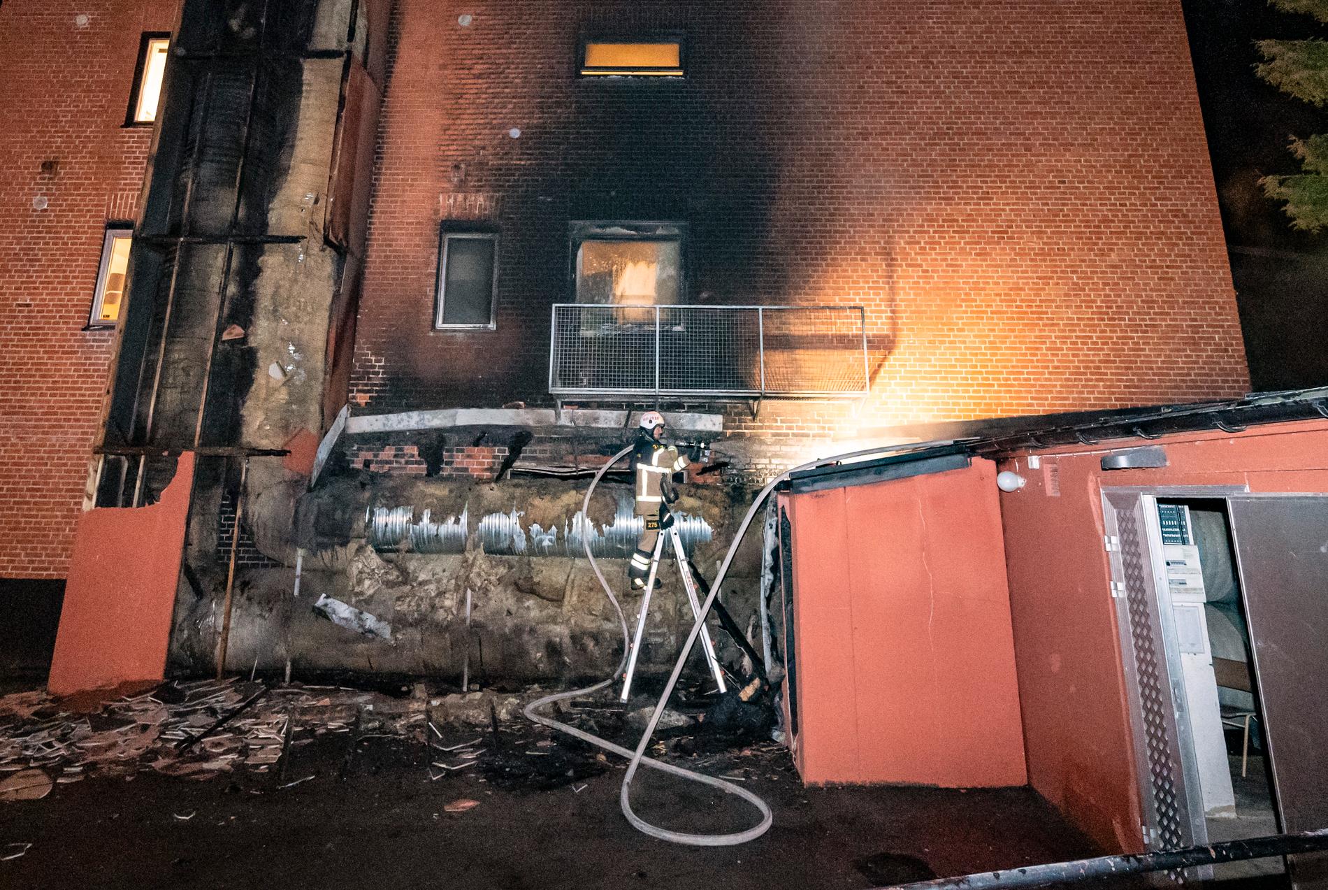 Vid branden på en gymnasieskola i Sankt Lars-området i Lund skadades likkistor som fanns i ett förråd i skolans källare.