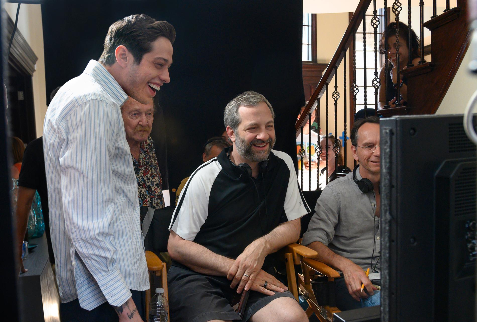 Pete Davidson (till vänster) och regissören Judd Apatow under inspelningen av "The king of Staten Island" som har svensk biopremiär den 24 juli. Pressbild.