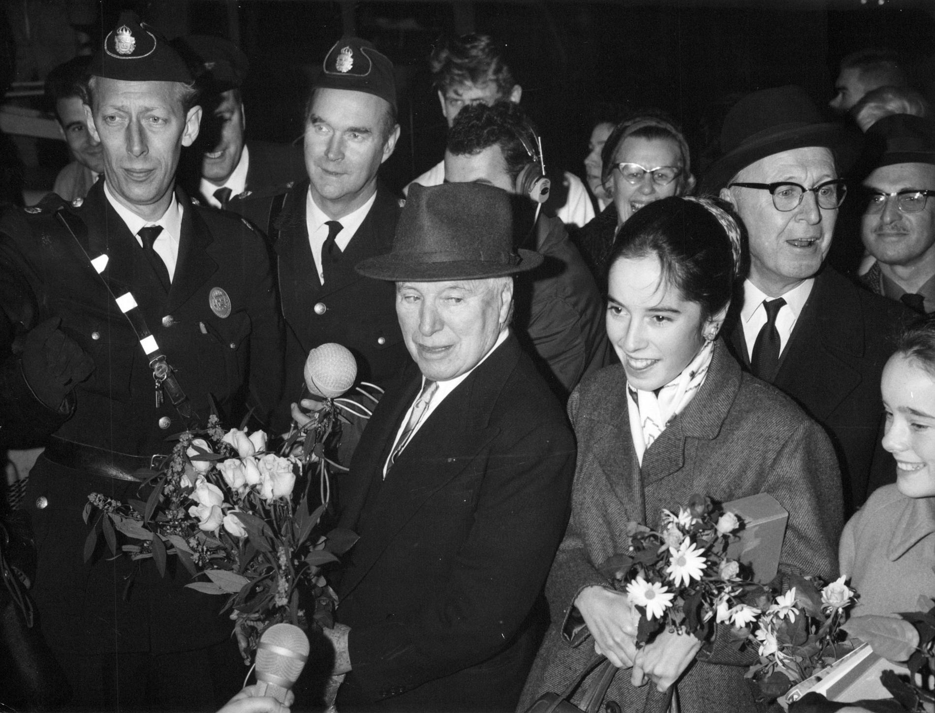 Josephine Chaplin tillsammans med sin pappa Charlie Chaplin vid ett besök i Sverige 1964. Arkivbild.