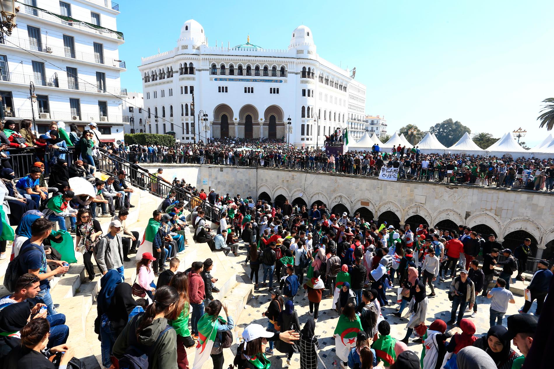 Gymnasieelever samlades för protester i Alger på tisdagen.