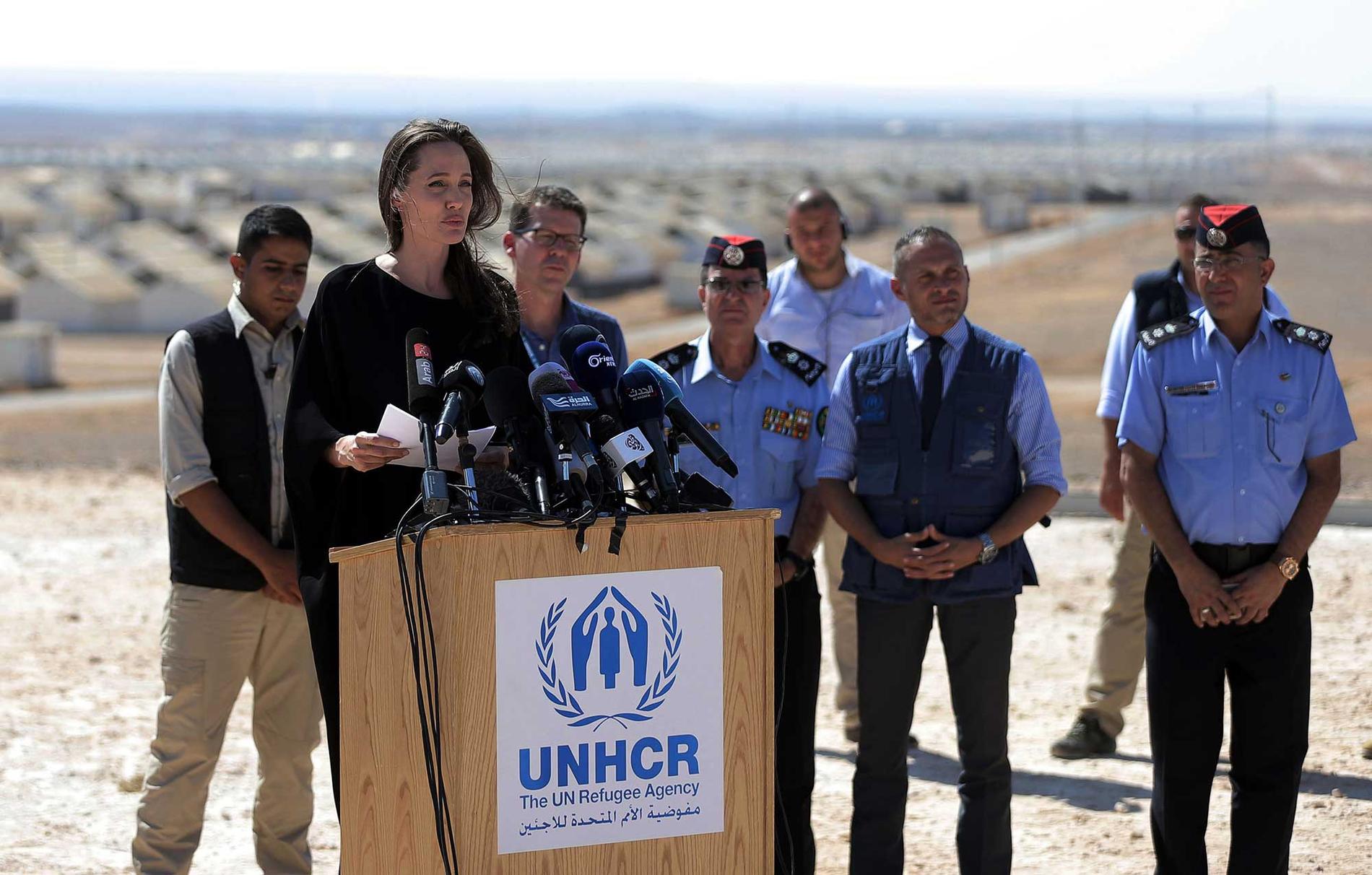 Angelina Jolie har redan idag uppdrag inom FN. Här besöker hon ett flyktingläger i norra Jordanien den 9 september.