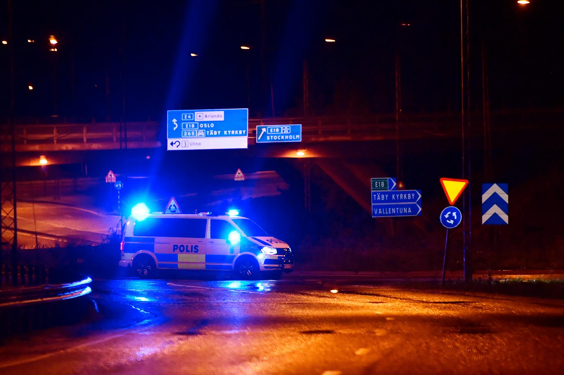 En polispatrull vid en vägkorsning i norra Stockholm. 