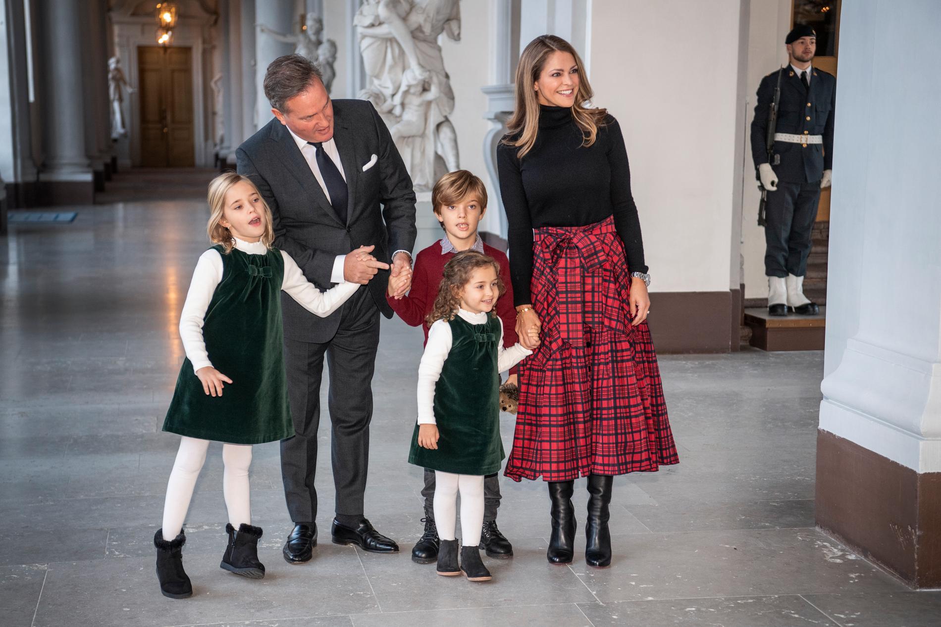 Madeleine, Chris O'Neill och barnen Leonore, Nicolas och Adrienne under julfirandet på Stockholms slott 2021.