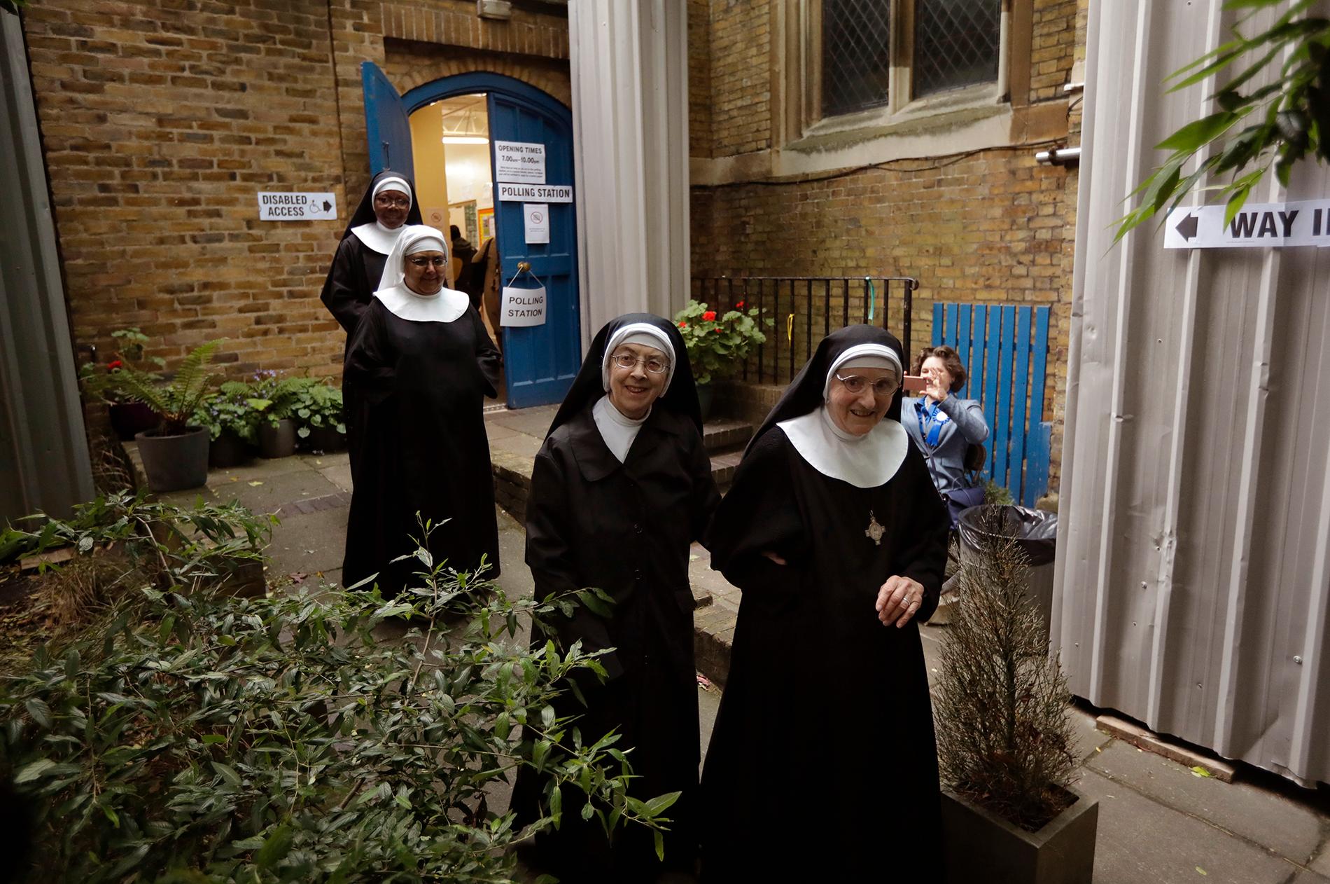 Benedictinenunnorna från Tyburn Convent var upp tidigt och röstade vid St John's Parish Hall, London.