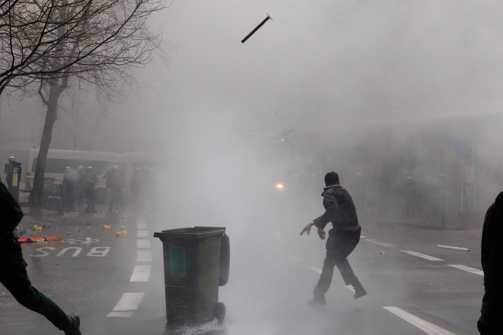 Ilskna demonstranter i EU-kvarteren i Bryssel på måndagen.