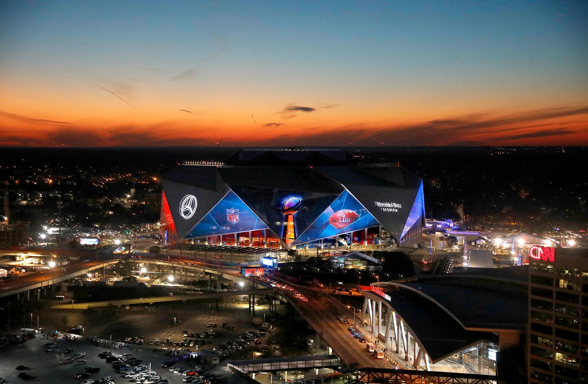 Solnedgång över Mercedes-Benz Stadium där Super Bowl anordnas.