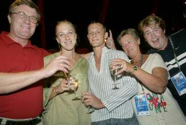 I natt firade Kajsa Bergqvist bronset med familjen och pojkvännen Måns Herngren.