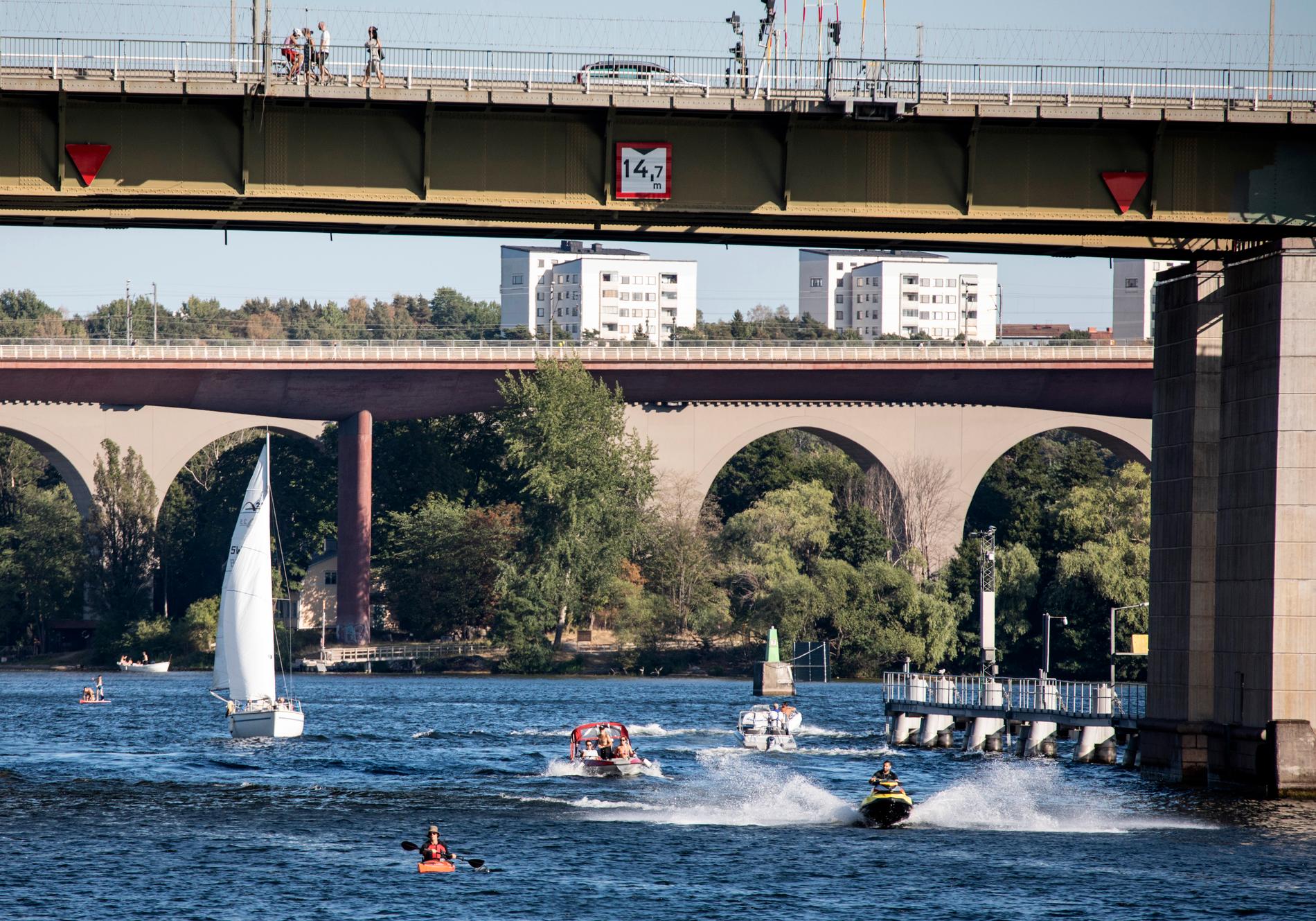 Svalka fanns att finna på sjön denna rekordvarma sommar, här under Liljeholmsbron i Stockholm.