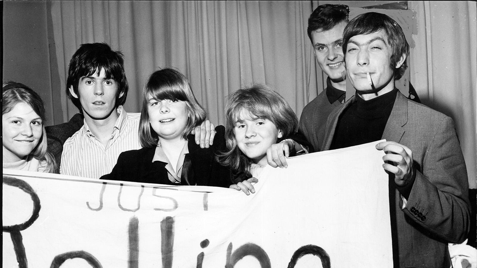 Charlie Watts (längst till höger) med svenska fans 1965.