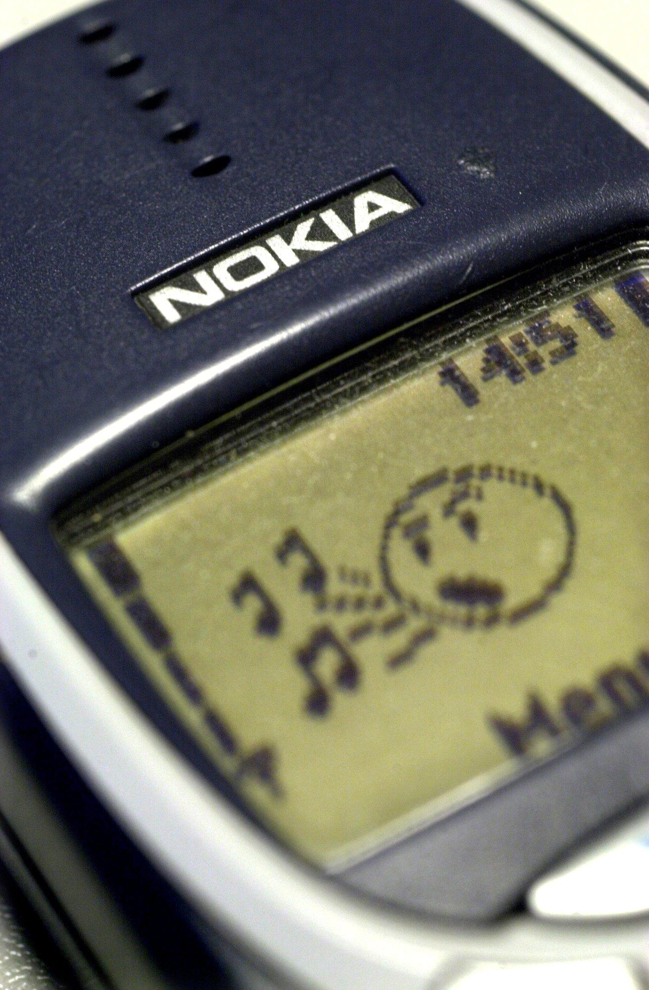 Mobiltelefonen Nokia 3310 som fick mobilanvändare över hela världen att börja spela "Snake", kom på första plats i 2004 års julförsäljning.
