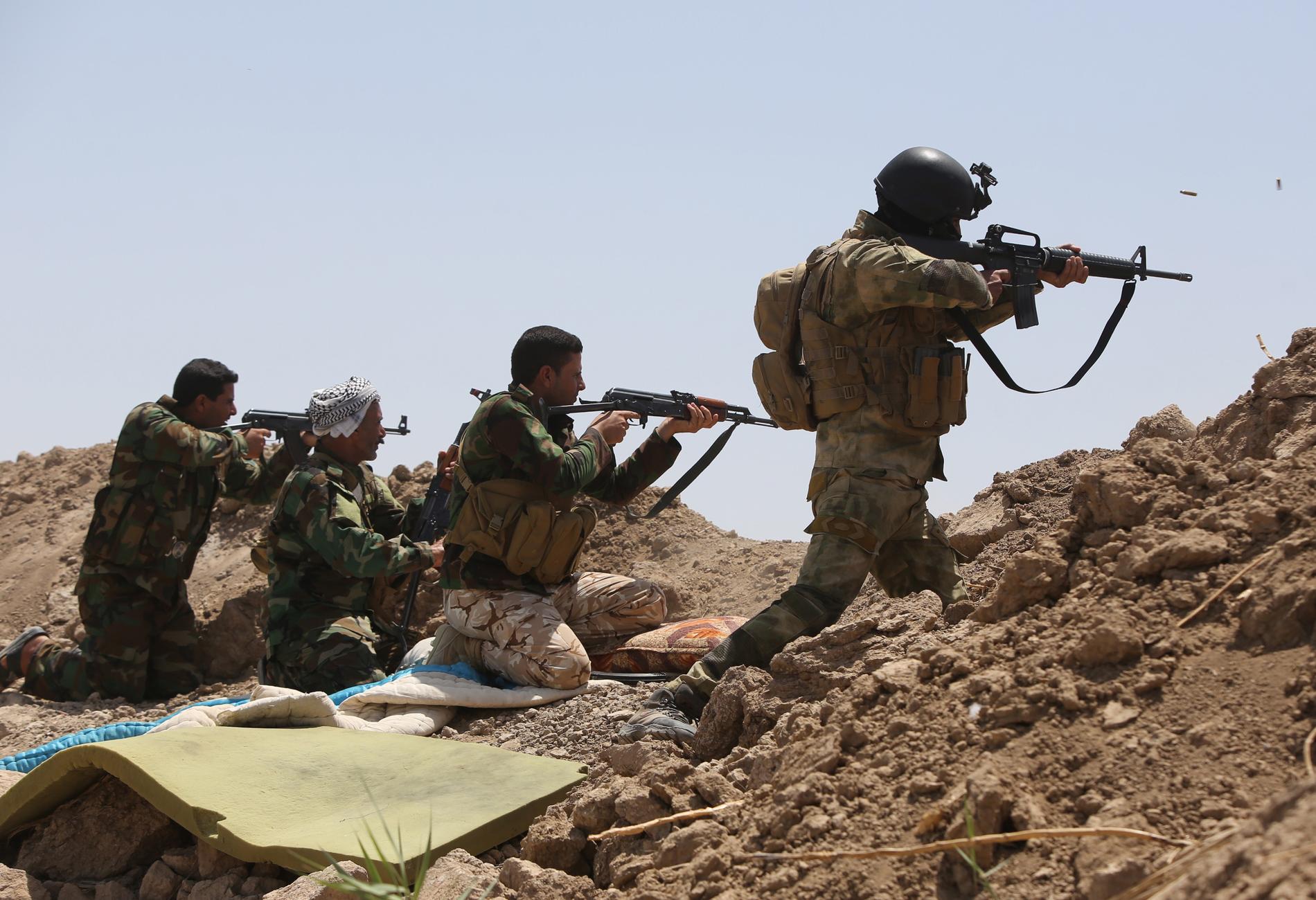 Irakiska styrkor slåss mot IS.