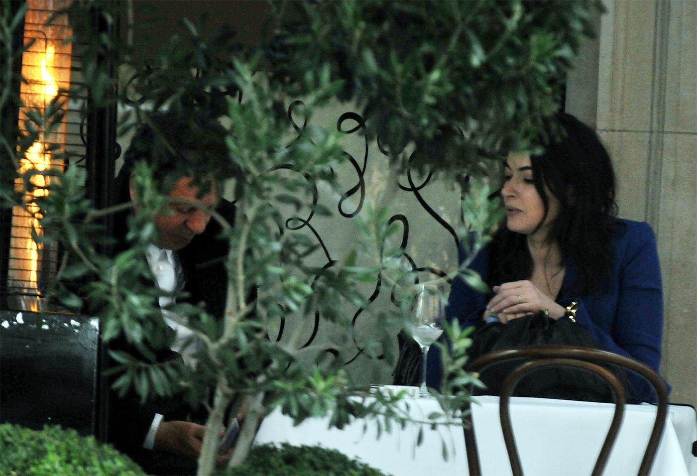 Nigella Lawson tillsammans med maken Charles Saatchi på restaurang vid ett tidigare tillfälle.