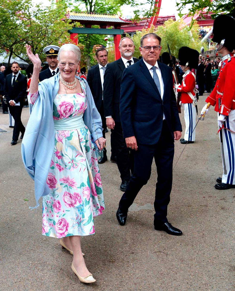 Drottning Margrethe anländer till Tivoli där man firade hennes 50 år på tronen. 