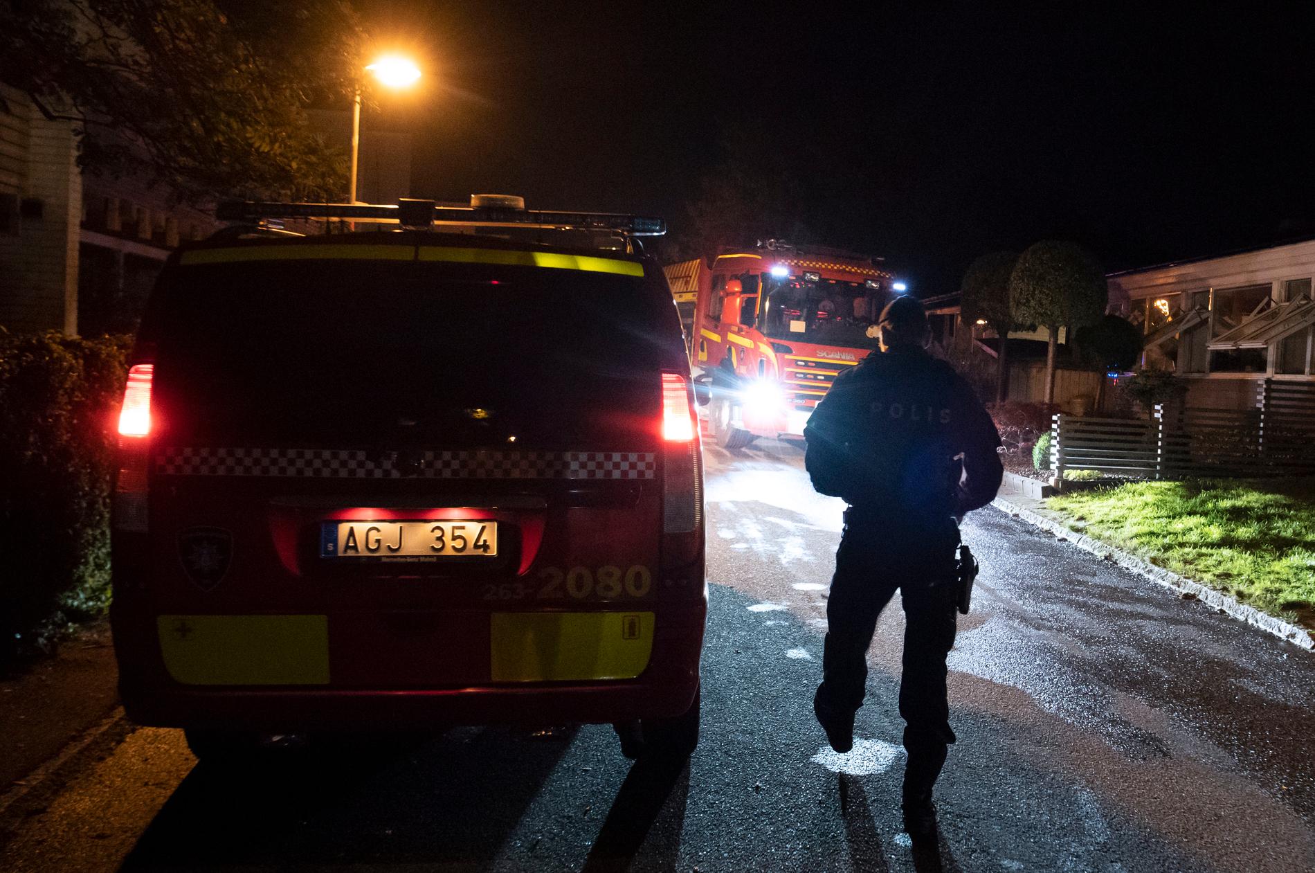 Räddningstjänst och polis vid branden mot en radhuslänga i Lund. Polisen misstänker att branden var anlagd och hot ska ha förekommit mot personen som är skriven på platsen. Arkivbild.