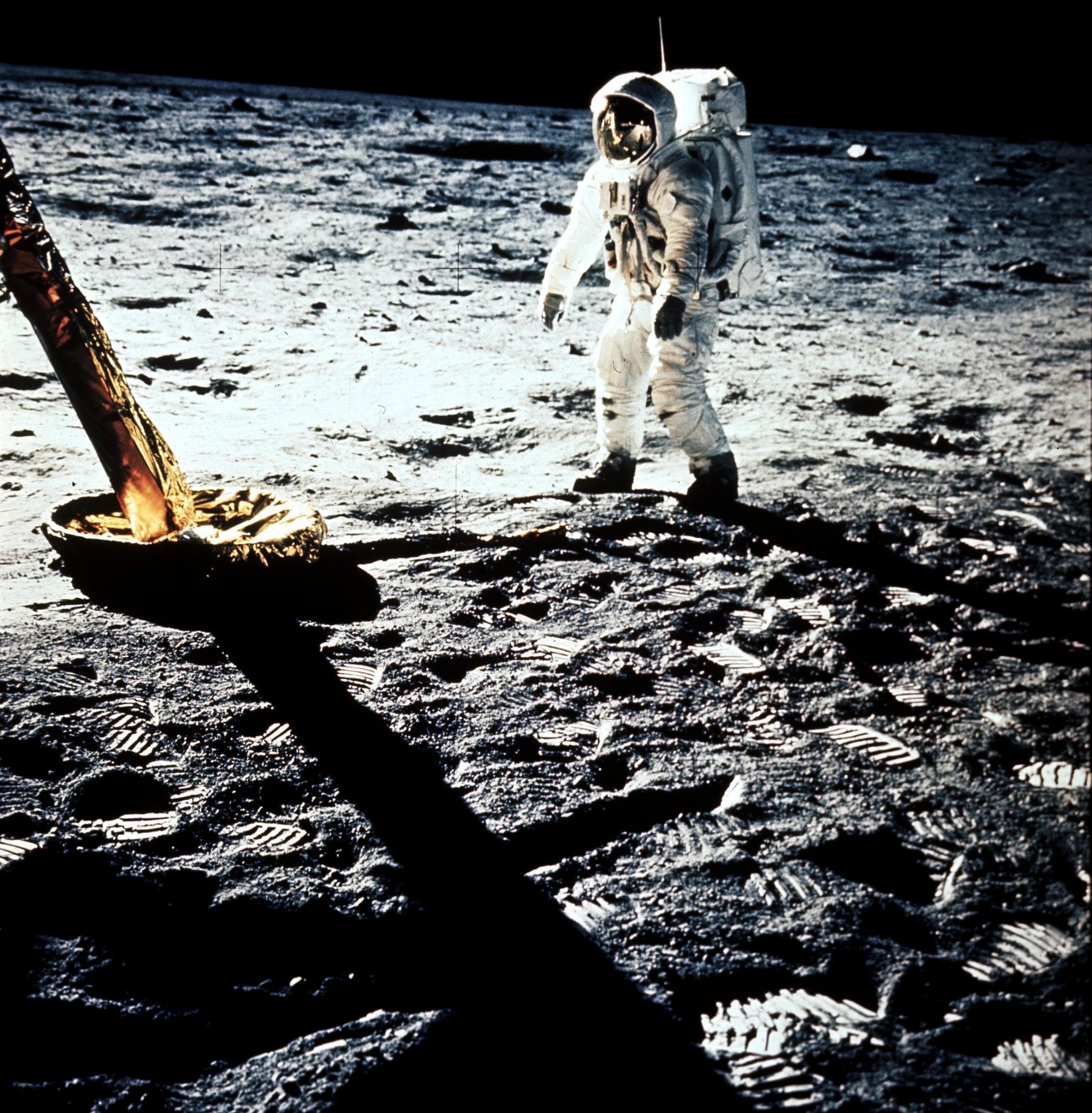 Apollo 11 har landat och första människan kan stiga ned på månen.