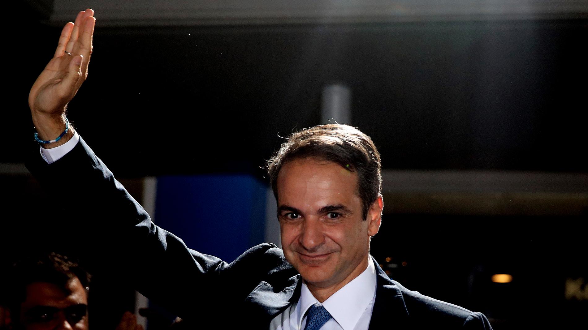 Kyriakos Mitsotakis vinkar till sina anhängare. I dag blir han Greklands nya premiärminister.