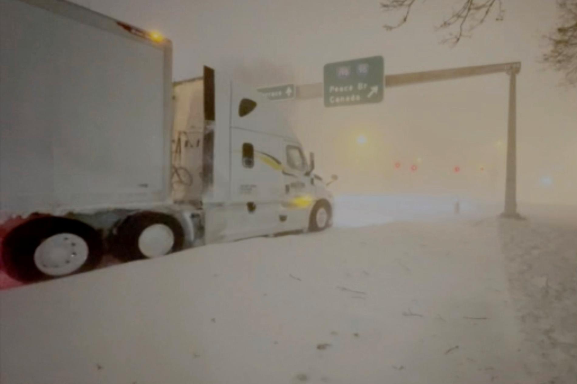 Kraftiga vindar och våldsamt snöfall har lamslagit stora delar av Buffalo. Sikten längs vägarna rapporteras vara noll.