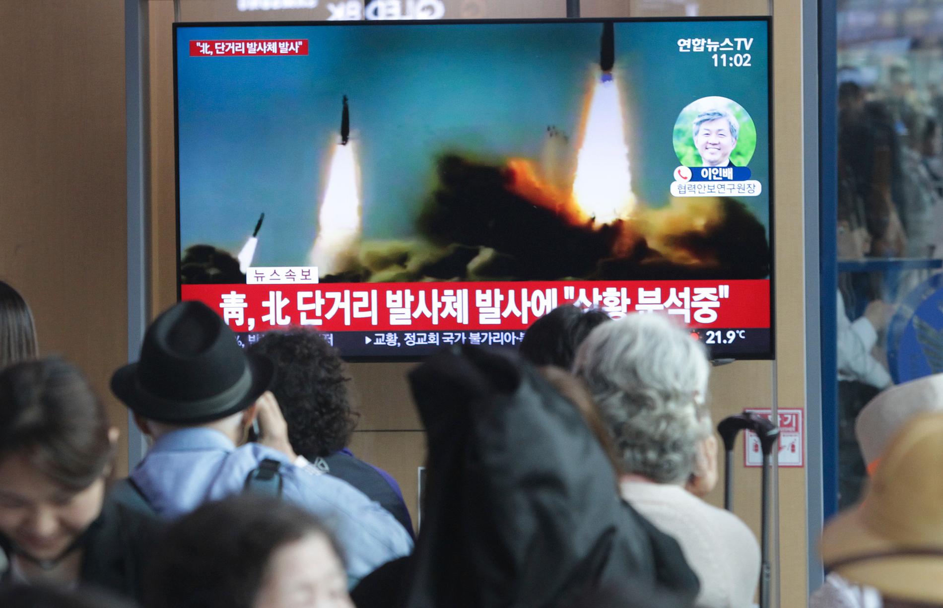 Sydkoreaner tittar på en nyhetssändning om provskjutningen. 