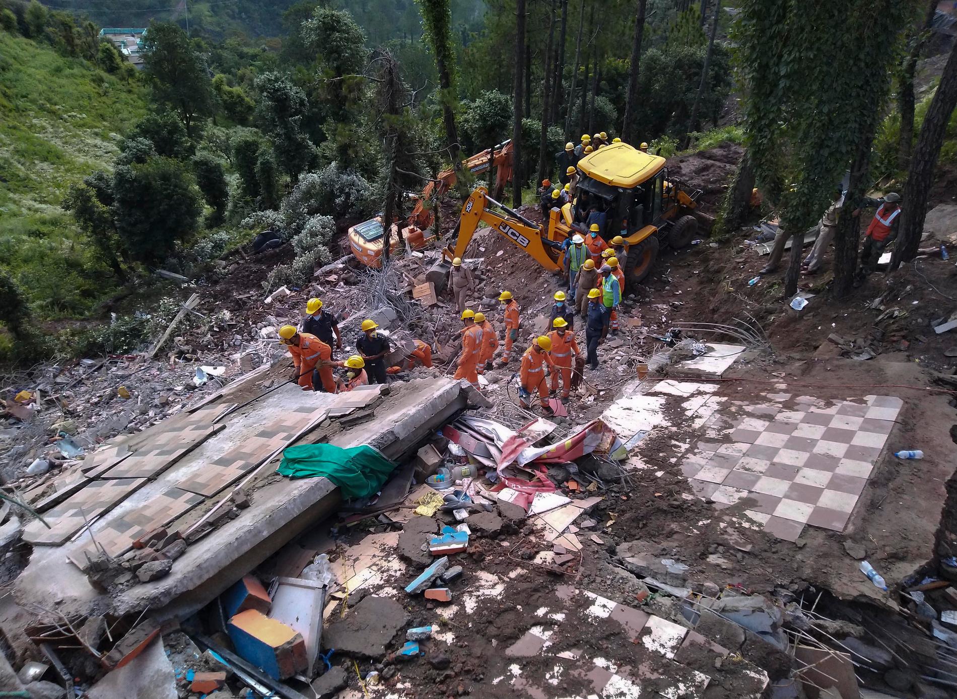 Räddningspersonal letar efter överlevanden efter att ett trevåningshus kollapsade nära staden Solan, norr om New Delhi, i Indien för en vecka sedan.