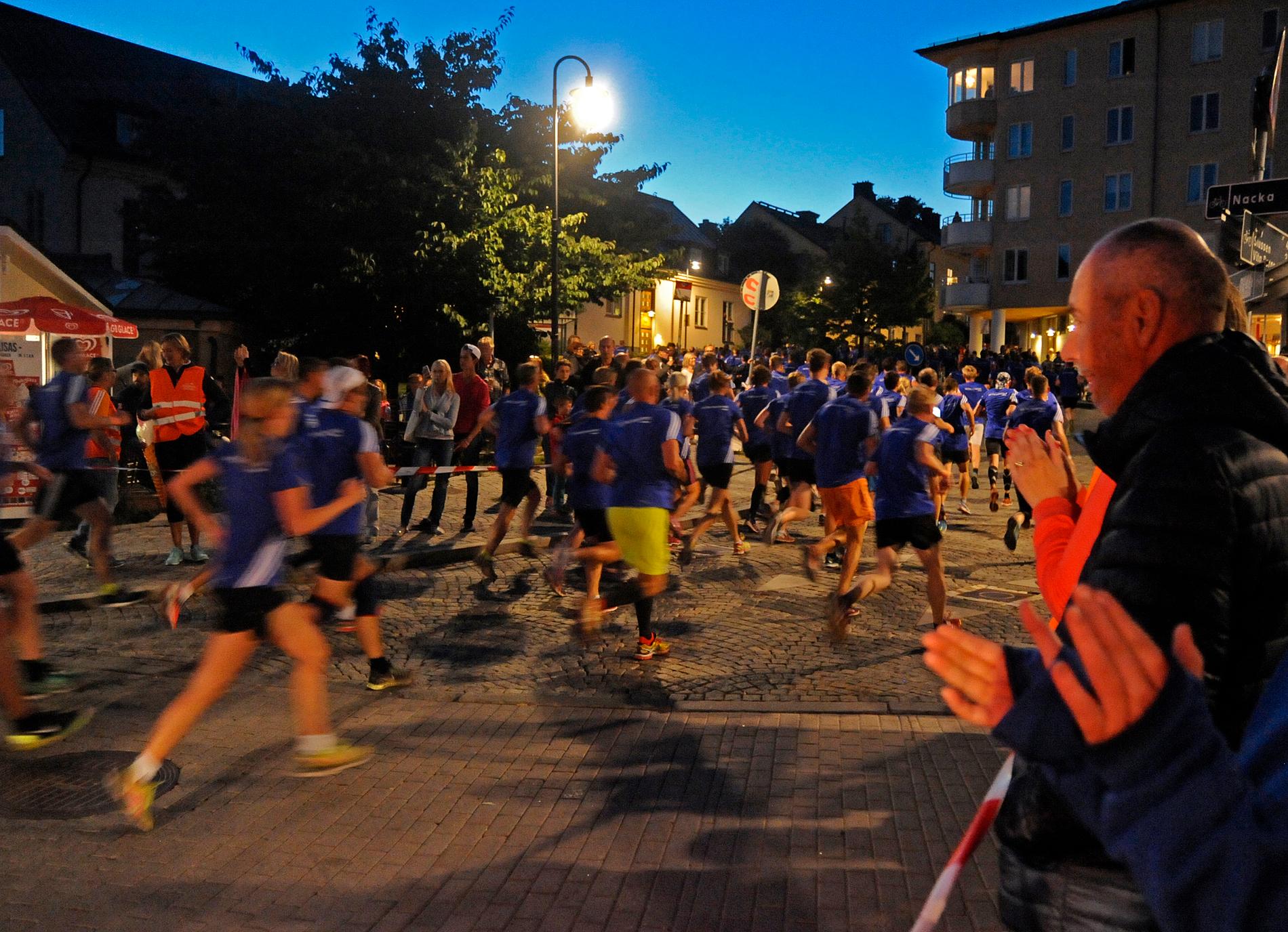 Det traditionella midnattsloppet som lockar stora skaror deltagare och åskådare hålls i helgen.  