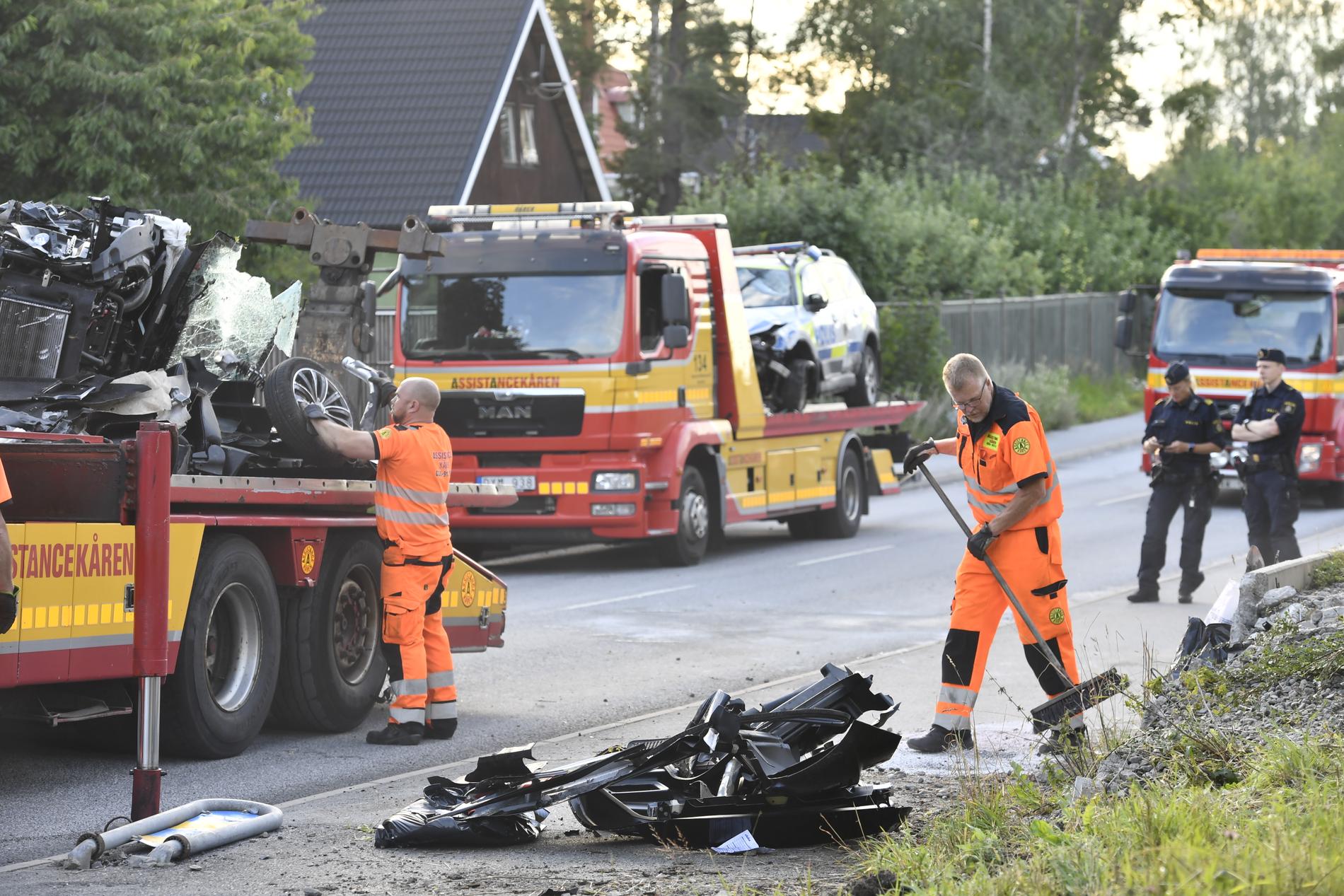 En polisbil krockade med en mopedbil i Täby under natten mot söndagen. En tonåring avled av sina skador, och två skadades.