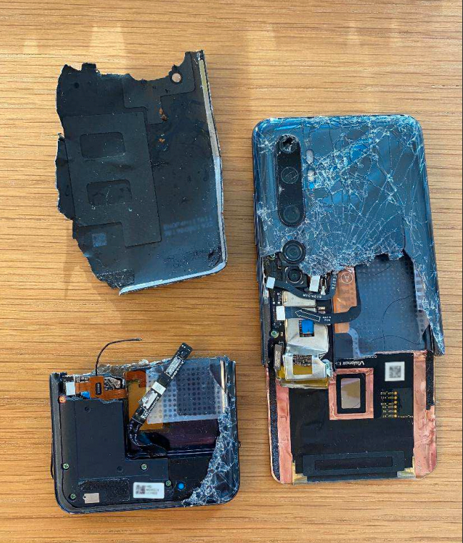 En av de åtalades mobiler var borta när han greps. Den hittades senare sönderslagen och innehållet kunde inte återskapas då kretskortet var förstört.