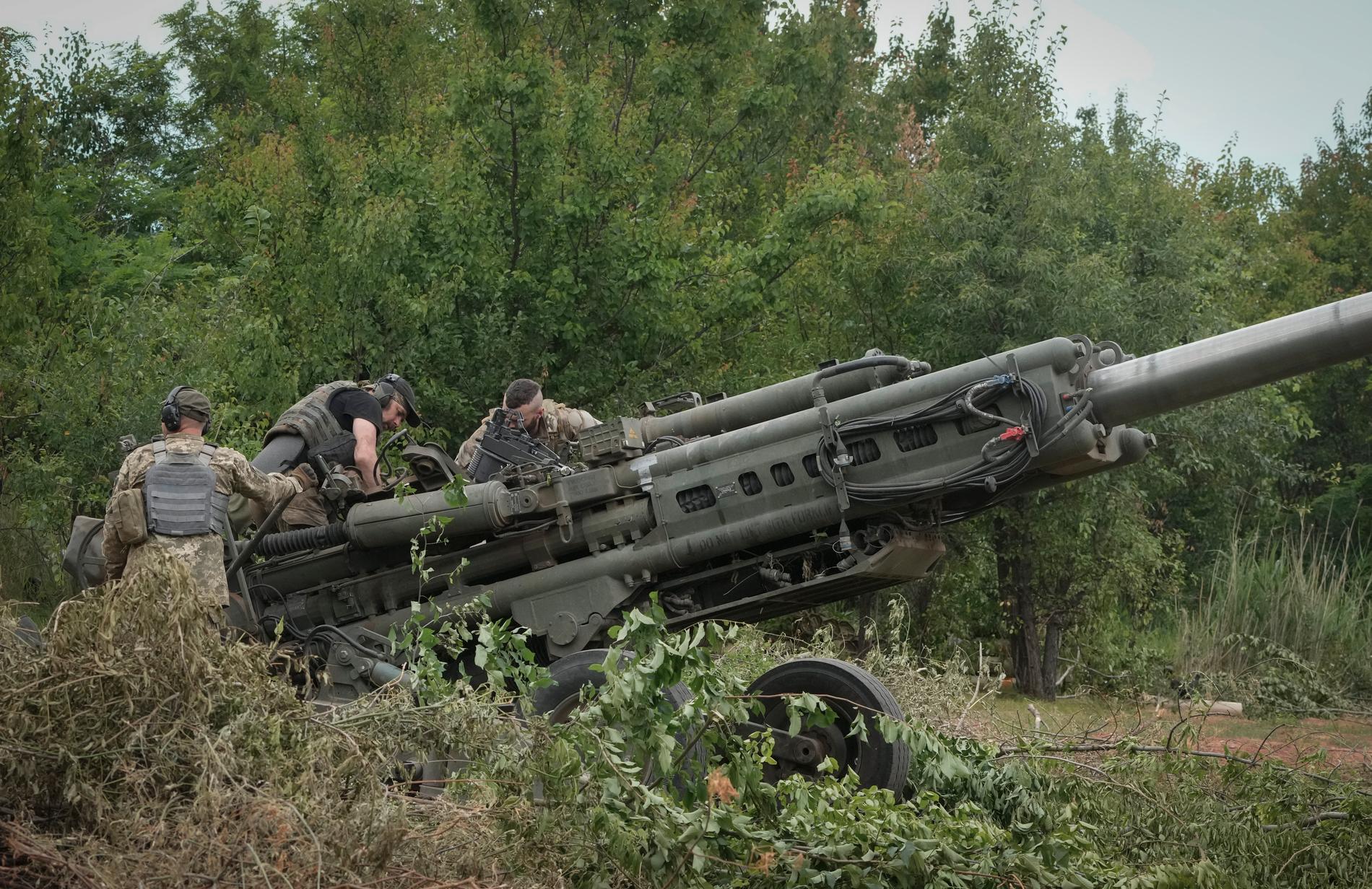 Ukrainska soldater förbereder sig på att avfyra ett artillerisystem som donerats av USA. Arkivbild.
