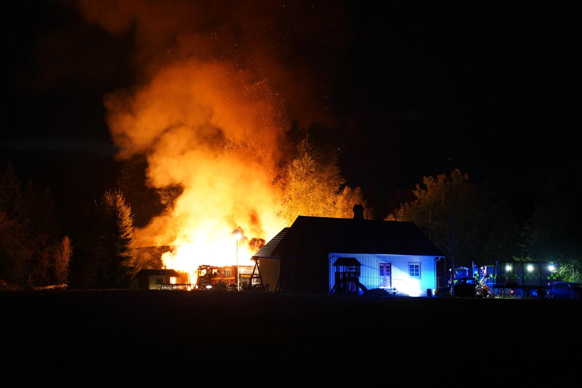 Brand rasar i en ladugård utanför Vislanda, Avesta. 