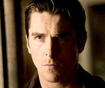 Christian Bale spelar Batman och Katie Holmes spelar hans barndomsväninna.