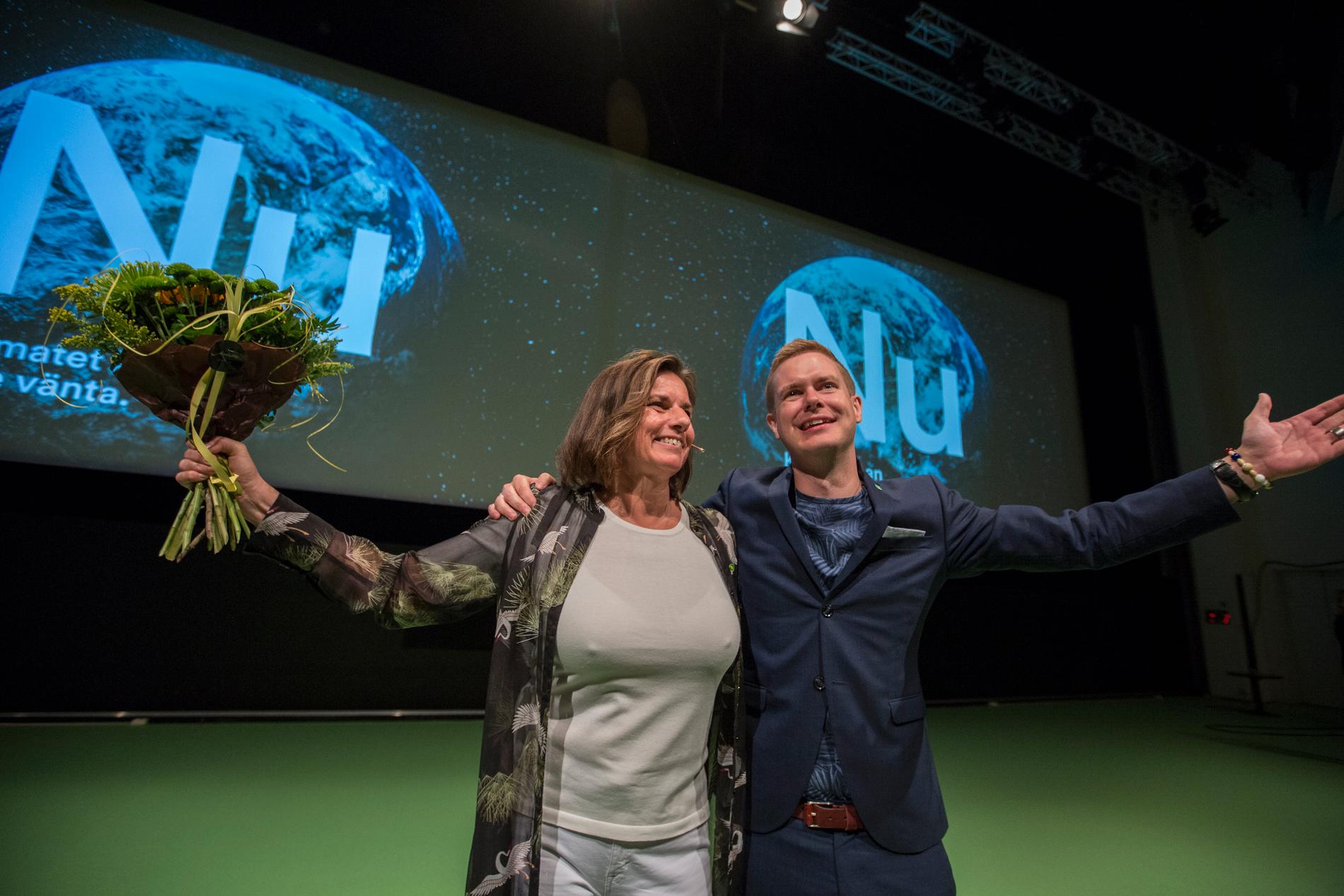 Miljöpartiets språkrör Isabella Lövin blir gratulerad av det andra språkröret Gustav Fridolini samband med sitt tal under partiets kongress på Aros kongresscenter i Västerås.