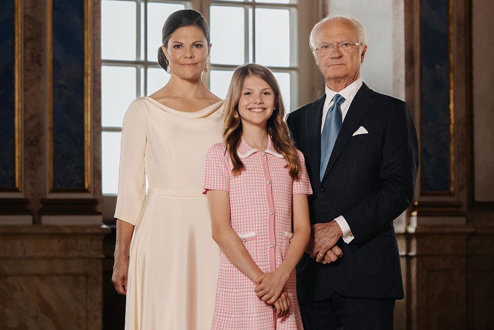 Kung Carl XVI Gustaf med kronprinsessan Victoria och prinsessan Estelle. 