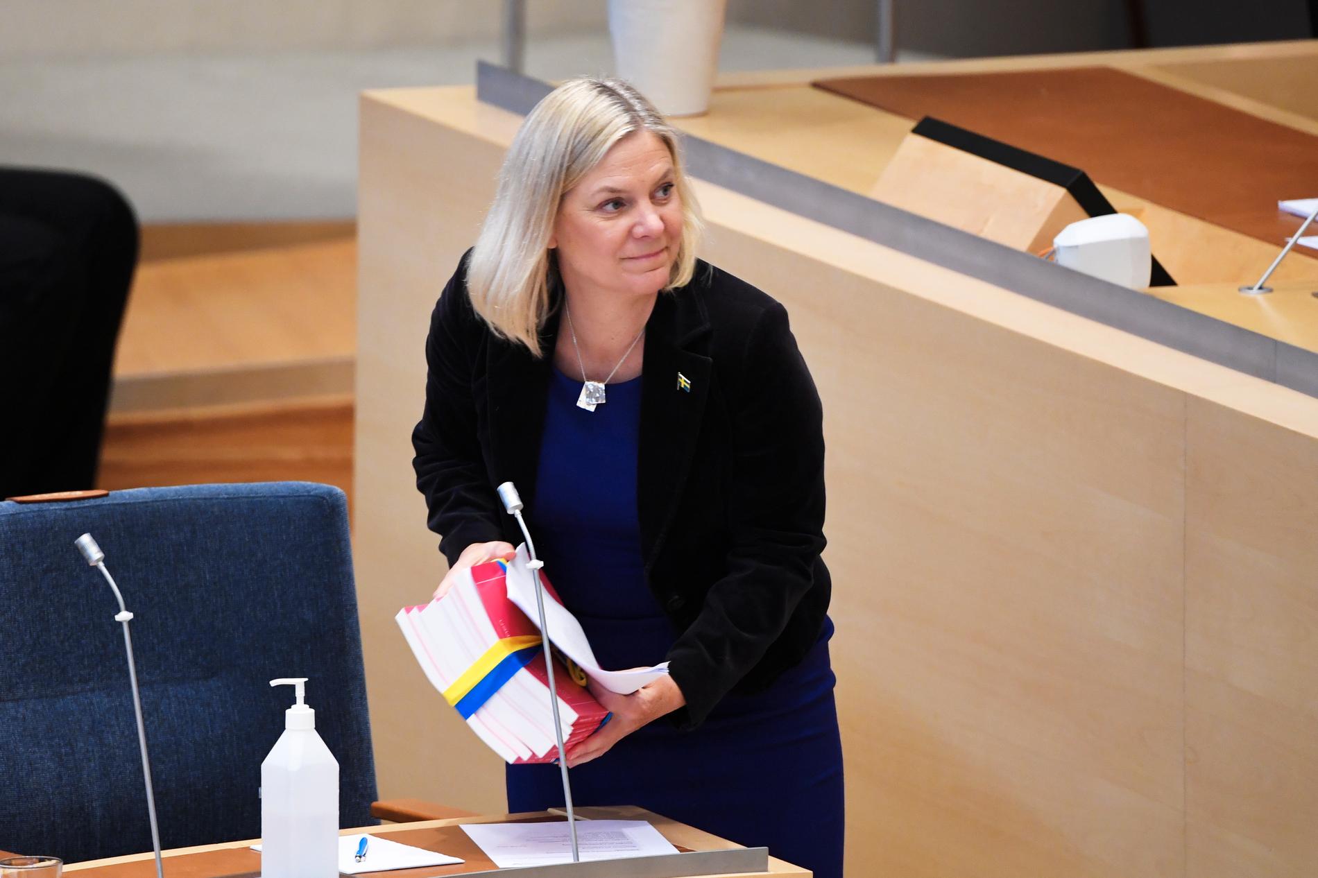 Finansminister Magdalena Andersson (S) lämnar budgetpropositionen till riksdagens talman inför budgetdebatten.