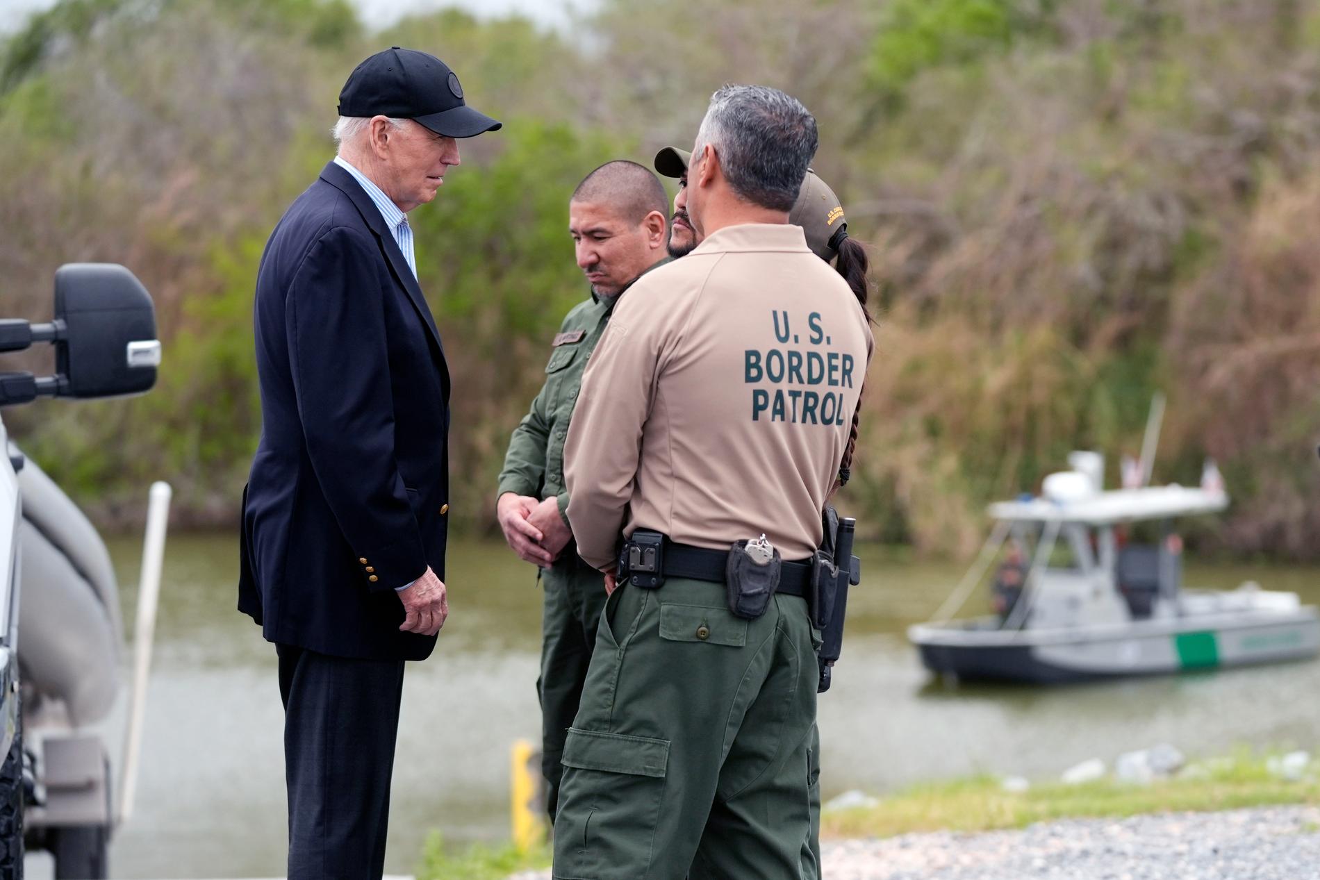 Joe Biden besökte gränsen och har tidigare mötts av stor kritik för hans agerande i frågan.