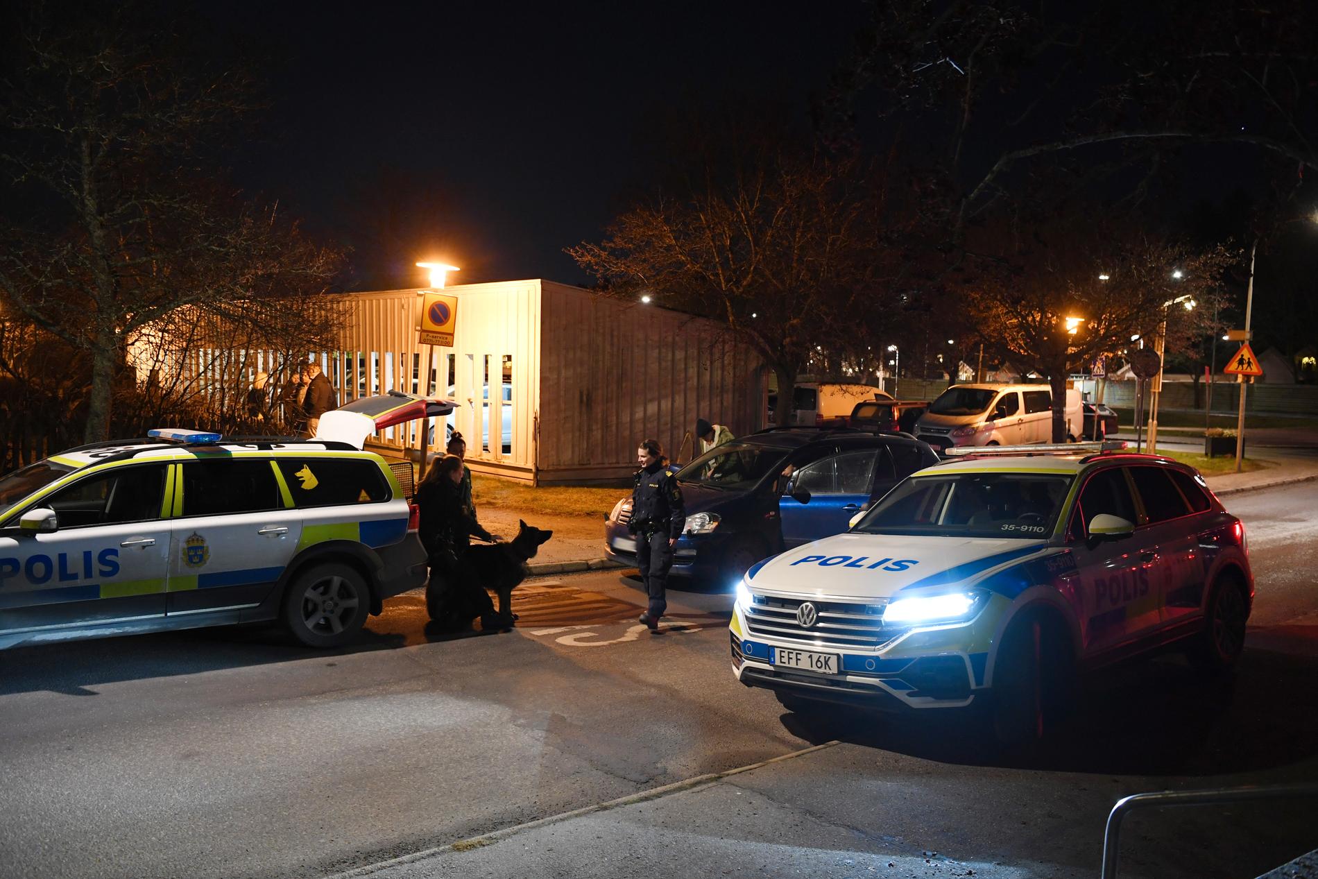 Polis på plats i Hässelby efter att fyra personer har blivit överfallna. 