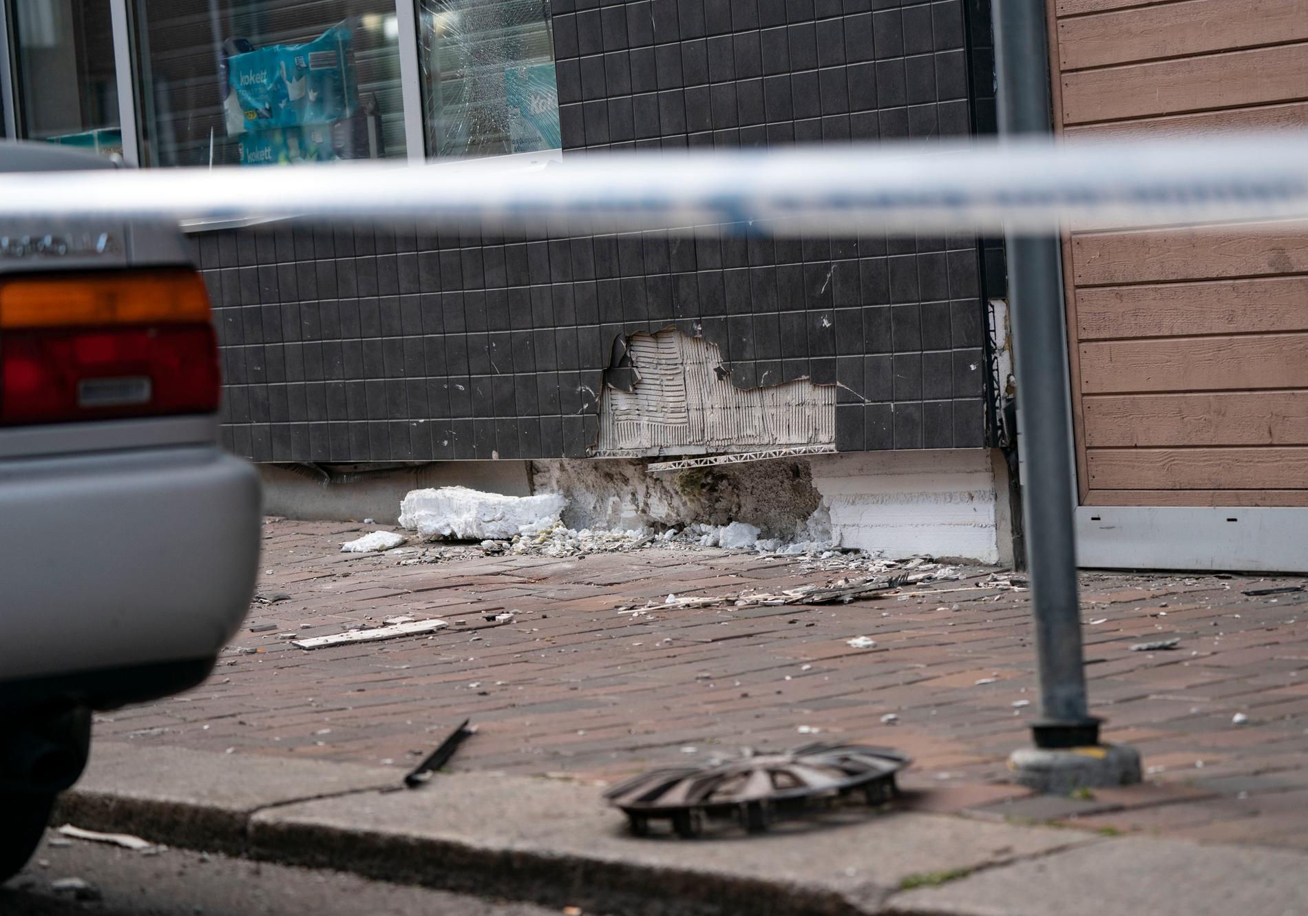 Kraftig explosion i Helsingborg har orsakat skador på en tobaksaffär och på flera bilar i närheten.