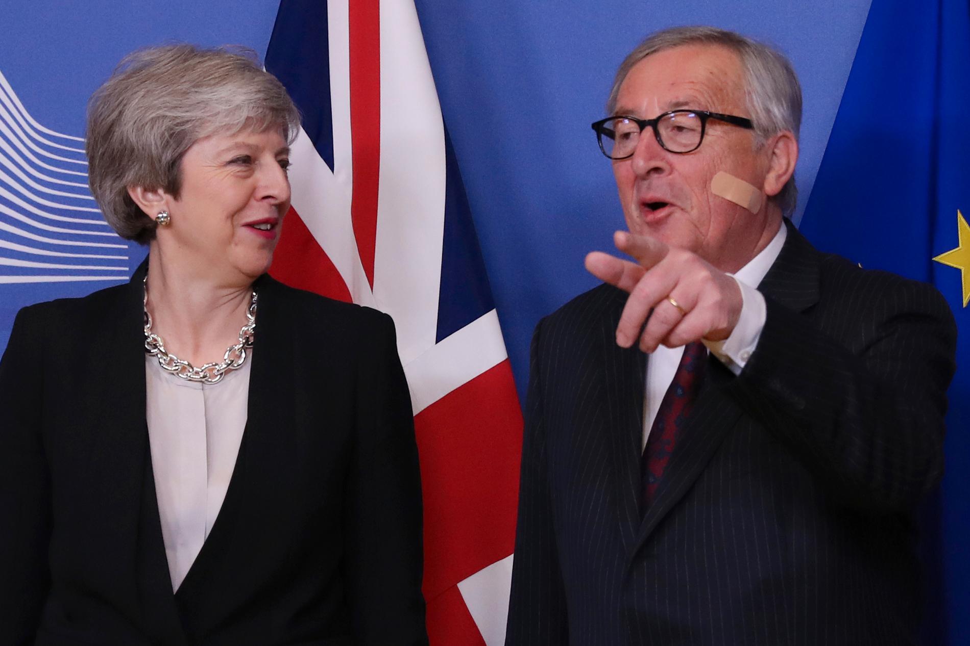 Storbritanniens premiärminister Theresa May tas emot av en EU-kommissionens omplåstrade ordförande, Jean-Claude Juncker.