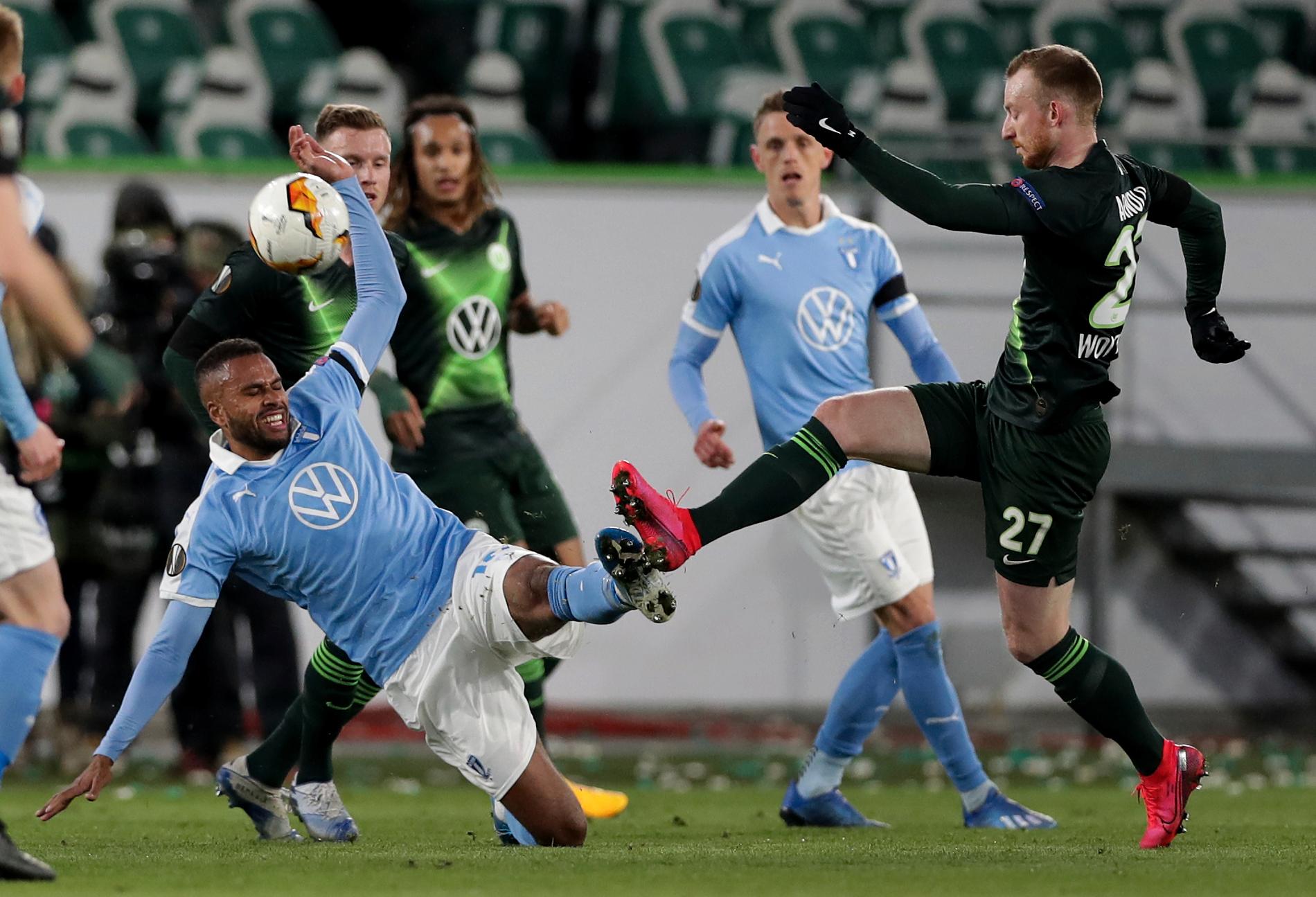 Malmö – här med Isaac Kiese Thelin till vänster – föll med 1–2 i första mötet med Wolfsburg i Europa League.